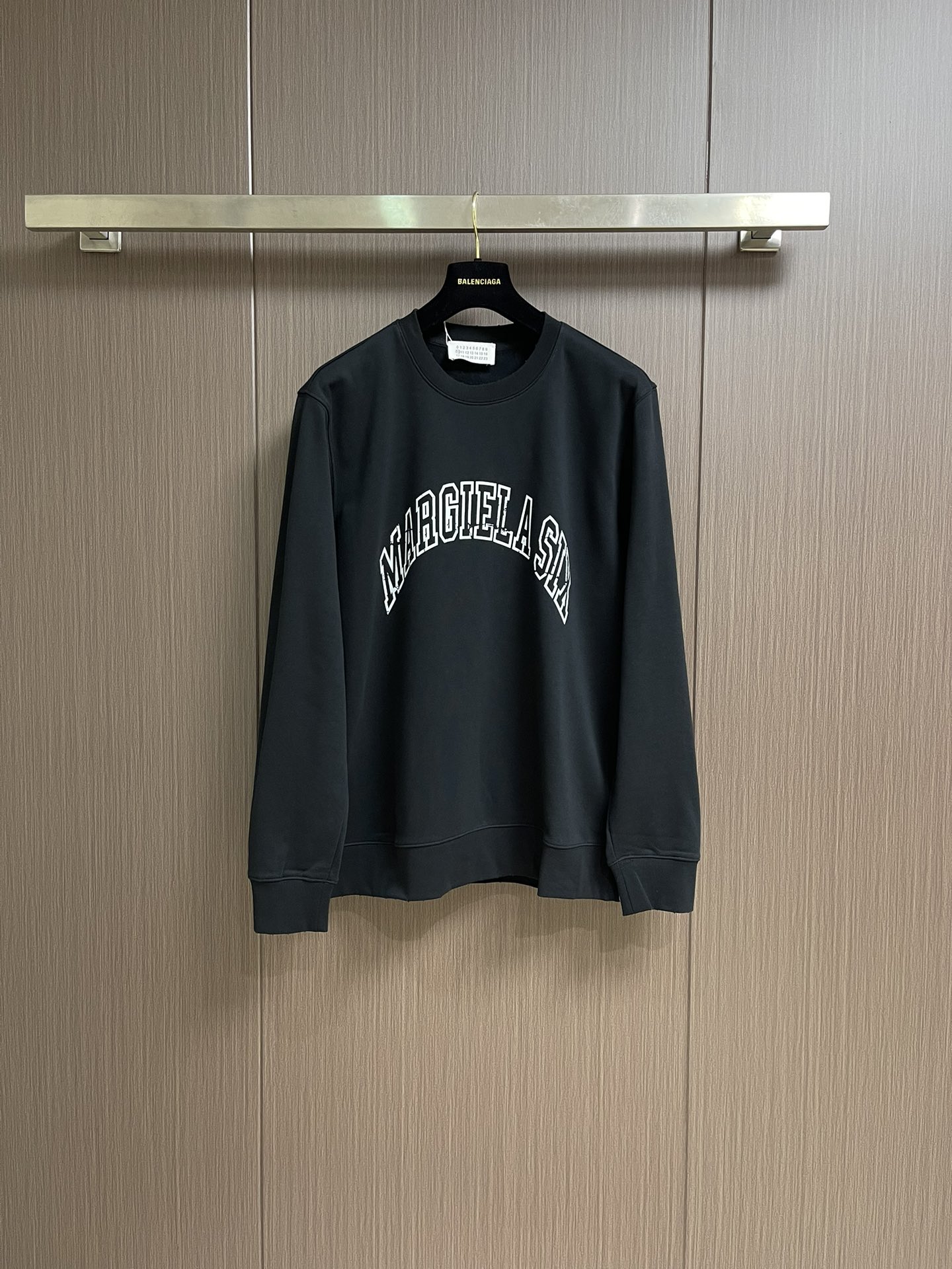 NO:565849,Martin Margiela MM6 Margiela long-sleeved T-shirt, selected from 270g double-yarn tightly woven plain fabric, the perfect combination of texture and comfort, breathability and comfort, wear resistance and texture. Every time you wear it, it is gentle care for the skin. Sizes M-XXL, masion margiela, masion margiela, tees, t-shirt, alexander wang19860909Martin Margiela MM6 马吉拉长袖T恤,精选270g双纱紧密纺平纹面料,质感与舒适度的完美结,透气性与舒适度兼备,耐磨性与质感并存.每一次穿着,都是对肌肤的温柔呵护.尺码M-XXL,,masion margiela,masion margiela,tees，t-shirt,alexander wang,Men's clothing