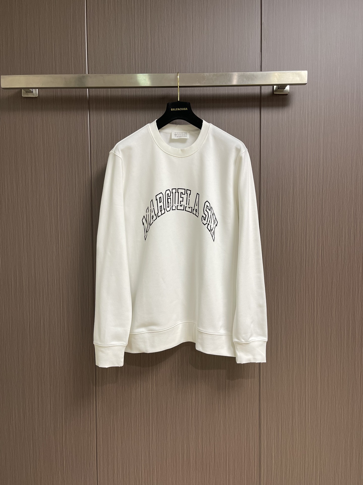 NO:567823,Martin Margiela MM6 Margiela long-sleeved T-shirt, selected from 270g double-yarn tightly woven plain fabric, the perfect combination of texture and comfort, breathability and comfort, wear resistance and texture. Every time you wear it, it is gentle care for the skin. Sizes M-XXL, masion margiela, masion margiela, tees, t-shirt, alexander wang19860909Martin Margiela MM6 马吉拉长袖T恤,精选270g双纱紧密纺平纹面料,质感与舒适度的完美结,透气性与舒适度兼备,耐磨性与质感并存.每一次穿着,都是对肌肤的温柔呵护.尺码M-XXL,,masion margiela,masion margiela,tees，t-shirt,alexander wang,Men's clothing