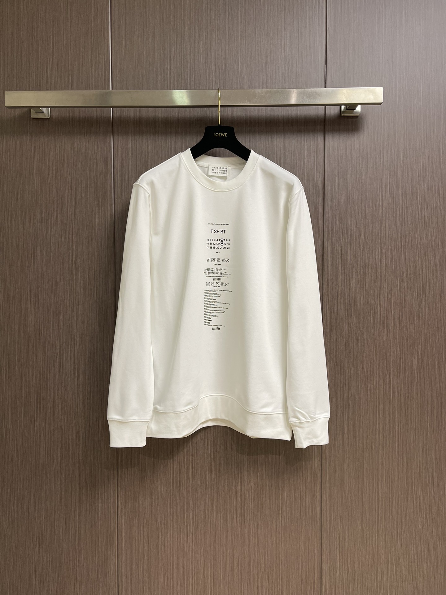 NO:571308,maison margiela mm6 maison margiela round neck long-sleeved T-shirt. Simple and versatile casual printed pattern. The version is loose and not picky. The fabric is custom-woven and dyed. The overall feeling is simple and fashionable. Sizes M-XXL, masion margiela, masion margiela, tees, t-shirt, alexander wang19860909maison margiela mm6 马吉拉圆领长袖T恤 简约百搭休闲印花图案 版型宽松不挑人 面料采用定织定染 整体感觉简单又不失时尚个性.尺码M-XXL,,masion margiela,masion margiela,tees，t-shirt,alexander wang,Men's clothing