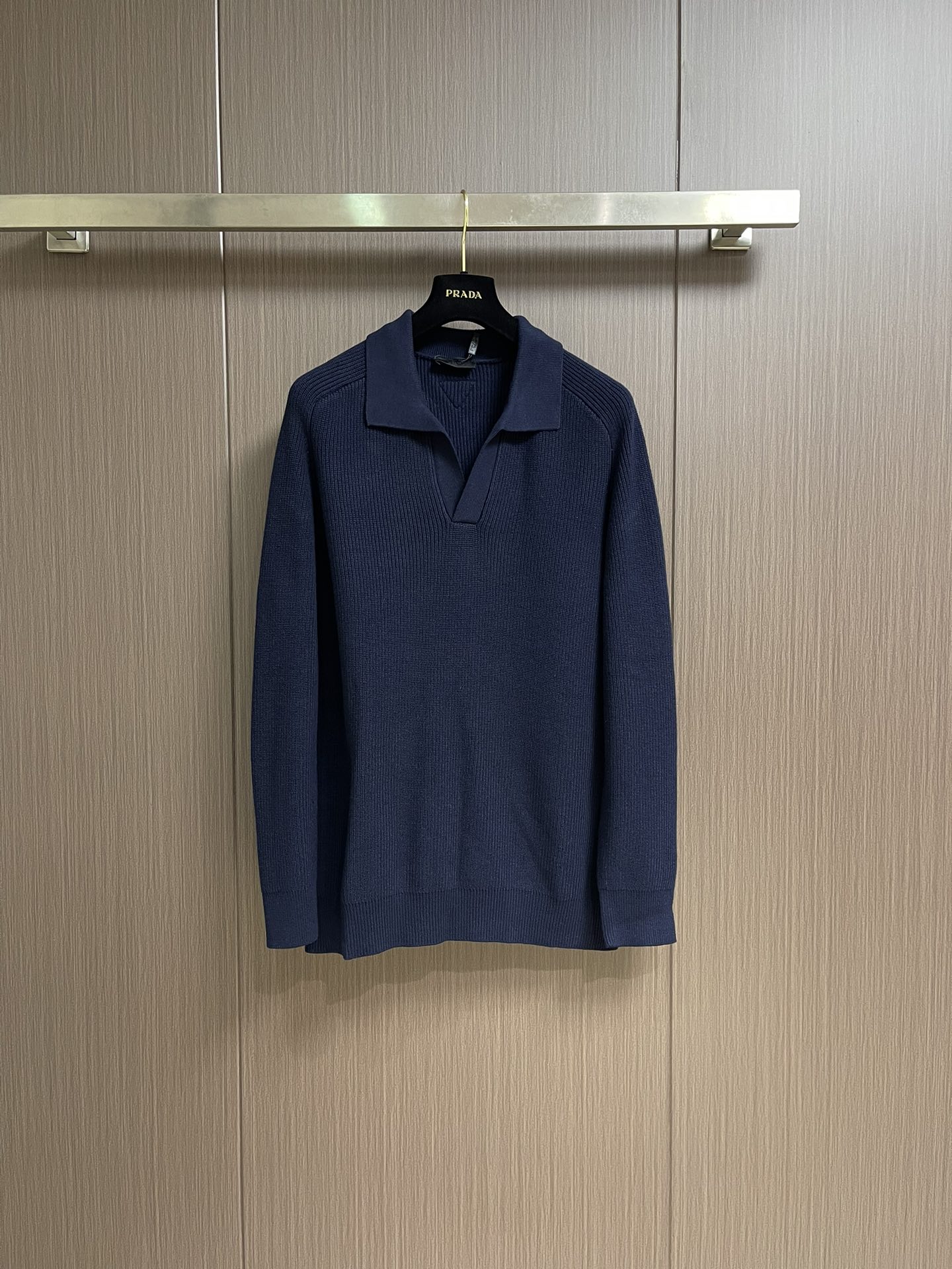 NO:567795,Prada  Seagull collar long-sleeved knitted sweater. This fabric is made of 100% imported wool. The yarn is produced through exclusive custom dyeing, complex processing and the cooperation of high-end machines. It is then dyed with the original color. The whole garment is woven with 18-needle 80-count double-ply yarn. The collar of the shirt is open without buttons. The seagull wing design can perfectly modify our neck line. Compared with traditional shirts, it makes the overall upper body look more prominent.  Casual and comfortable, the perfect interpretation is the design concept of old money style. The weaving method of the neckline is connected to the front panel with a higher count yarn to achieve the stiffness and comfort of the neckline. The rib weaving method is used on the inside of the back collar to better fit the neck curves of different people. The appearance remains the same and the inside is different, taking into account the durability of the shape and the comfort of wearing. The overall line is straight and delicate, the fabric is comfortable and soft, and the color is consistent without color difference.   It can be matched with the same style to create a fashionable look, and can be used in various occasions. Customized accessories, complete with three standards, same style for men and women!  Size S-XL,,prada,sweaters,alexander wang19860909Prada 海鸥领长袖针织毛衣,此款面料采用百分百进口羊毛,独家定染经过复杂的加工以及高端机器的配合生产出此款纱线,后对照原版色染色,全衣采用18针80支双股纱线织造、衫领口无纽扣敞开设计,形式海鸥翅膀设计,能完美修饰我们的颈部线,相比传统的衫,让整体上身更显随性自在,完美诠释是老钱风的设计理念.领口的织法采用更高支数纱线于前幅连接,达到领口的挺括度与舒适度,后领内里采用罗纹织法,更贴合不同人群的颈部曲线,外观保持一致内里不同,兼顾了造型的持久性和穿着的舒适.整体走线平直细腻,面料舒适柔软,颜色一致无色差 能与同款搭配营造时尚造型,驾驭各种场合,定制辅料,三标齐全,男女同款！尺码S-XL,,prada,sweaters,alexander wang,Men's clothing