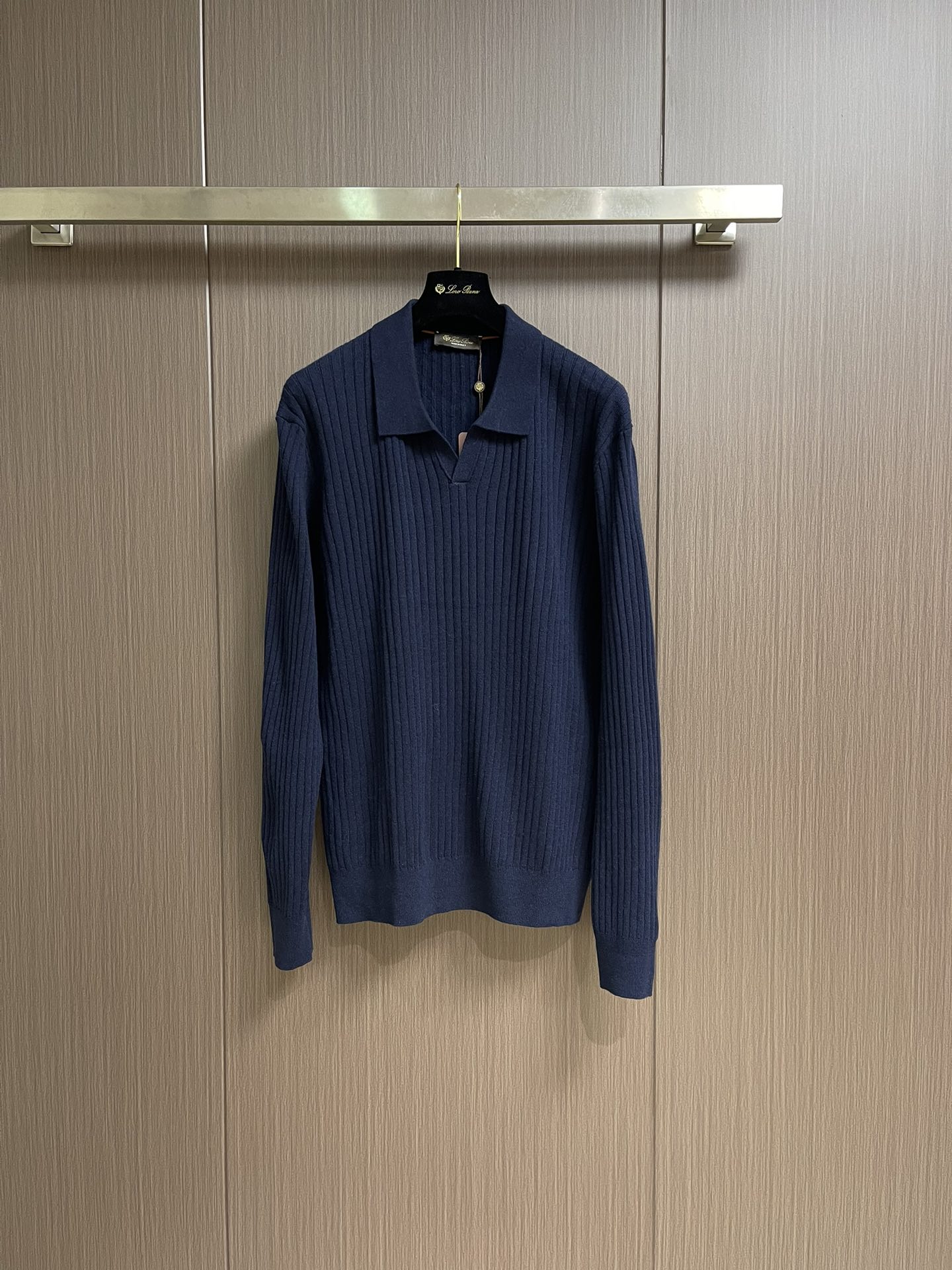 NO:567810,Loro piana Men's Long Sleeve Knitted Polo Sweater The Lexington Polo is rooted in centuries-old tradition, taking inspiration from the pulse of modernity, and is crafted for those who appreciate timeless artistic style. This buttonless polo is made from ribbed cashmere and has a flat collar for a low-key look. The fitted silhouette brings a modern twist to a classic men's style. Available in sizes S-XL,,loro piana,sweaters,alexander wang19860909Loro piana 男士长袖针织Polo衫毛衣 Lexington Polo衫根植于百年传统,从现代脉搏中汲取灵感,专门为欣赏隽永艺术风格的人士精心打造.这款无扣Polo衫采用罗纹羊绒面料制成,平领设计,彰显低调气质.合身剪裁为经典男士款式注入现代气息,尺码S-XL,,loro piana,sweaters,alexander wang,Men's clothing