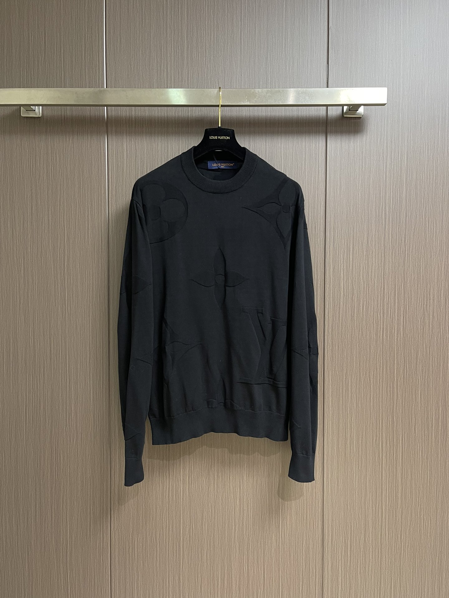 NO:563798,LV 2025SS new fall crew neck knitted sweater. This stylish black cotton crew neck sweater is decorated with the same color Monogram Macro pattern throughout. The large Monogram Flower1V logo is integrated into the jacquard knitted fabric, showing a delicate texture effect. The soft feel and exquisite pattern add a touch of elegance to the classic and timeless look. Sizes S-XL, Louis Vuitton, Sweaters, Alexander Wang19860909LV 2025SS秋季新款圆领针织毛衣,这款时尚的黑色棉质圆领衫,通体饰有同色系Monogram Macro图案,大号Monogram Flower1V标志融入提花针织面料,呈现出精致的纹理效果.柔软的手感和精致的图案,为经典隽永的造型增添一抹优雅气息.尺码S-XL,,louis vuitton,sweaters,alexander wang,Men's clothing