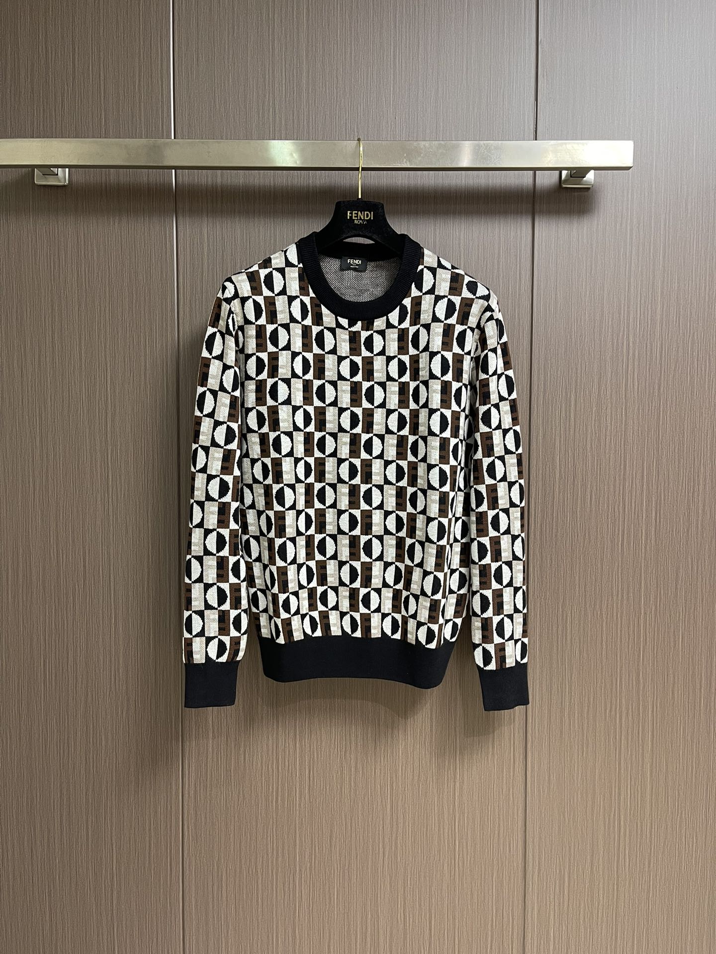 NO:567790,FENDI 2025ss new pullover knitted color-blocked wool sweater, standard cut round-neck pullover. Made of jacquard wool yarn, decorated with brown, white, and black three-color 3D effect FENDI Optical geometric pattern. Pure black ribbed trim. Sizes S-XL,,fendi,sweaters,alexander wang19860909FENDI 2025ss新款套头针织拼色羊毛毛衣,标准剪裁圆领套头衫.提花羊毛纱线材质,饰有棕色、白色、黑色三色3D立体效果FENDI Optical几何图案.纯黑色罗纹饰边.尺码S-XL,,fendi,sweaters,alexander wang,Men's clothing