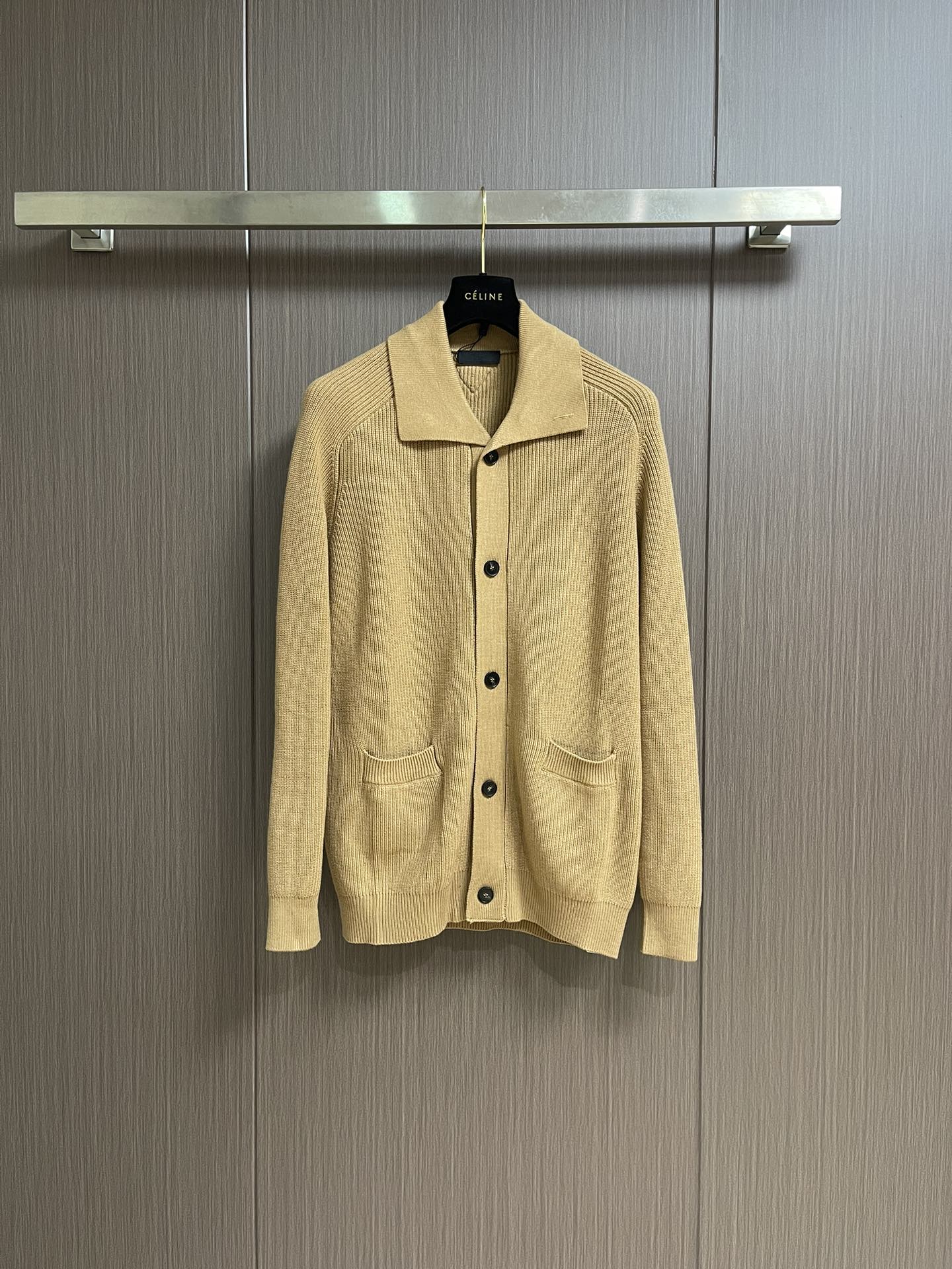 NO:567805,Prada   The light brown buttoned knitted jacket and sweater wraps you up in the warmth of autumn. PRADA uses delicate stitching to knit a contemporary aesthetic that coexists laziness and sophistication. This knitted jacket uses a soft and advanced light floral brown tone, like the gentle light and shadow of fallen leaves and warm sunshine, low-key interpreting the quiet poetry of the season. The ingenuity is evident in the details, and the fabric  Selected imported anti-pilling acrylic, superimposed with the soft warmth of Australian wool, and blended with constant-temperature nylon and environmentally friendly recycled polyester technology to create a cloud-like soft and waxy touch. The surface texture is delicate and smooth, and the anti-pilling technology makes every time you wear it the same as the first time you wear it. The placket is decorated with natural horn buttons, and the warm matte texture complements the light floral brown tone.  , the texture of each button is a unique imprint of a gift from nature. Precision weaving on a 9-needle intelligent running flat machine ensures that the fabric density is uniform and elastic, the silhouette is loose but not slumped, and smooth lines are displayed in every gesture. The iconic Prada triangle mark on the back is a low-key finishing touch, and the miniature badge-style woven label is used to interpret the brand's genes.  It is an elegant footnote when turning around. From yarn to buttons, from weaving to logo, every part carries PRADA's persistent pursuit of luxury craftsmanship. This jacket is not only a practical choice to resist the cold, but also a low-key luxury style statement. Sizes S-M-L, prada, jackets   & coats,sweaters,alexander wang19860909Prada 浅棕纽扣针织外套毛衣,裹一身秋日暖意,PRADA以细腻针脚织就慵懒与精致并存的当代美学.这款针织外套选用柔和高级的浅花棕色调,如落叶与暖阳交织的温柔光影,低调诠释季节的静谧诗意.细节深处见匠心,面料甄选进口抗起球晴纶,叠加澳洲羊毛的绵软暖意,恒温锦纶与环保再生涤纶科技混纺,织出云朵般软糯触感.表面肌理细腻平整,抗起球工艺让每一次穿着皆如初见.门襟缀以天然牛角扣,温润哑光的质感与浅花棕色调相映成趣,每一颗纽扣的纹理都是自然馈赠的独特印记.9针智跑横机精密织造,确保织物密度均匀且富有弹性,廓形松而不垮,举手投足间尽显流畅线条.背后标志性prada三角标低调点睛,以微型徽章式织标演绎品牌基因,成为转身时的优雅注脚.从纱线到纽扣,从织法到标识,每一处皆承载着PRADA对奢华工艺的执着追求.这件外套不仅是抵御微凉的实用之选,更是诠释低调奢华的风格宣言.尺码S-M-L,,prada,jackets & coats,sweaters,alexander wang,Men's clothing