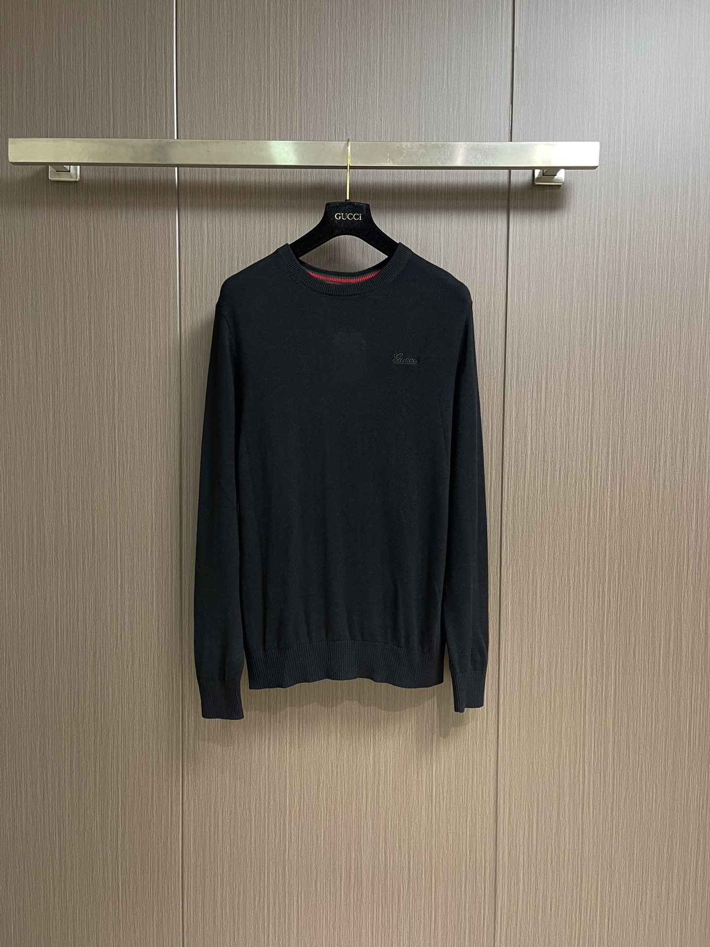 NO:571315,GUCCI 2025SS small logo embroidered wool round neck knitted sweater, made of lightweight wool plain knitted fabric. The knitted style shows a slim fit!  Classic red and green trim strips inside the collar, Behringer's exquisite small letter embroidery icon, elegant and restrained style, suitable for all ages, sizes M-XXL,, gucci, sweaters, alexander wang19860909GUCCI 2025SS小标刺绣羊毛圆领针织毛衣,选用轻盈羊毛平织面料打造.针织款式,呈现修身版型！领内经典红绿饰条,百灵达精美小字母刺绣图标,优雅内敛风格,老少皆宜,尺码M-XXL,,gucci,sweaters,alexander wang,Men's clothing