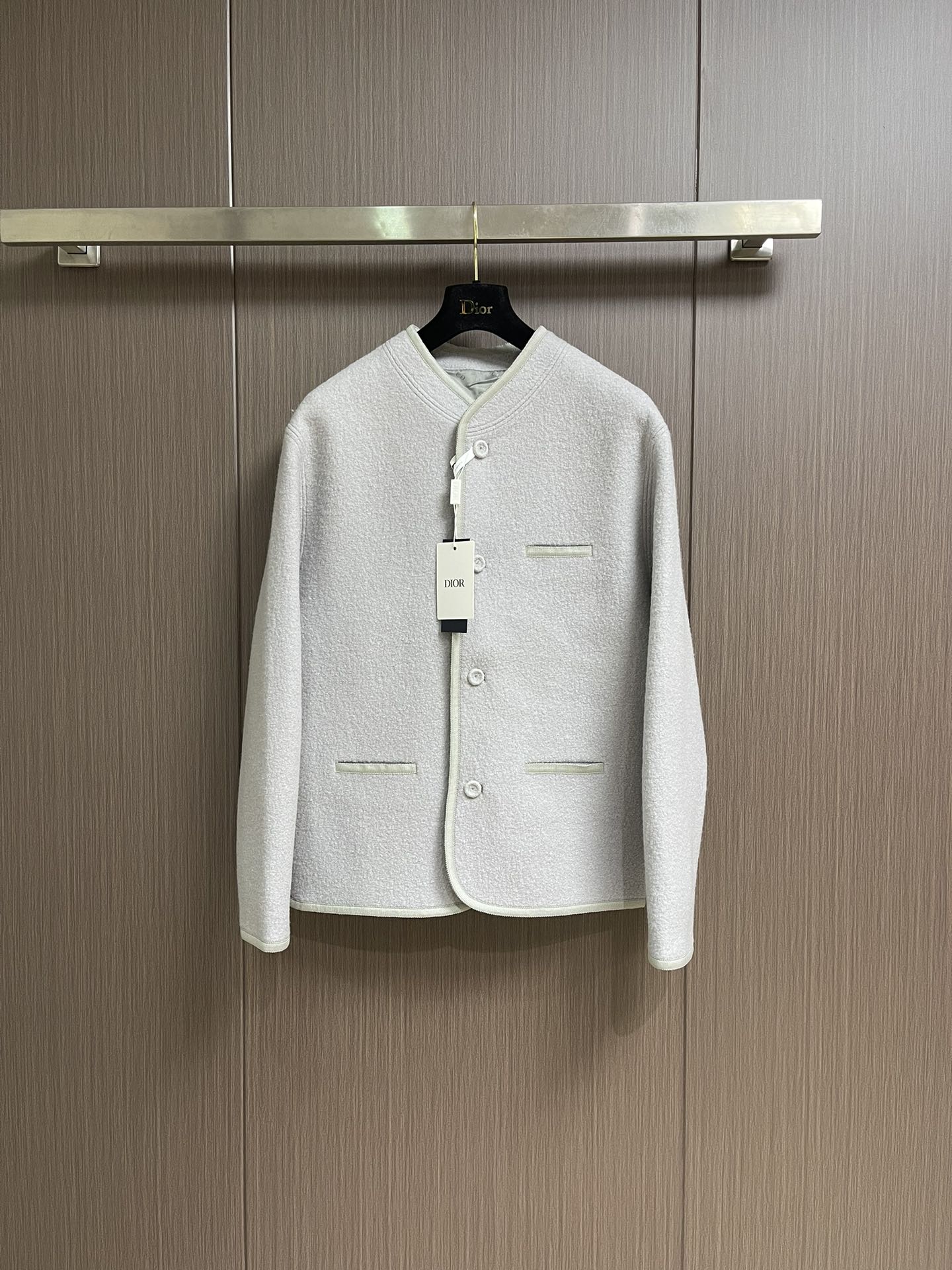 NO:567800,Dior's Austrian-style wool jacket is made of exclusive wool fabric to ensure its rich texture and excellent performance. It is made with imported machine cutting technology. The workmanship is straight and delicate, the fabric is comfortable and soft, and the color is consistent without color difference. It can be matched with the same style to create a fashionable look and control various occasions. Customized accessories, complete three standards, the same style for men and women!  Size S-M-L,,dior,jackets & coats,jackets & coats,alexander wang19860909Dior 奥地利风格羊毛夹克外套,面料采用专属羊毛面料,确保其丰沛质感与优异性能.进口机裁剪工艺制作而成 做工质感立马整体走线平直细腻,面料舒适柔软,颜色一致无色差 能与同款搭配营造时尚造型,驾驭各种场合,定制辅料,三标齐全,男女同款！尺码S-M-L,,dior,jackets & coats,jackets & coats,alexander wang,Men's clothing