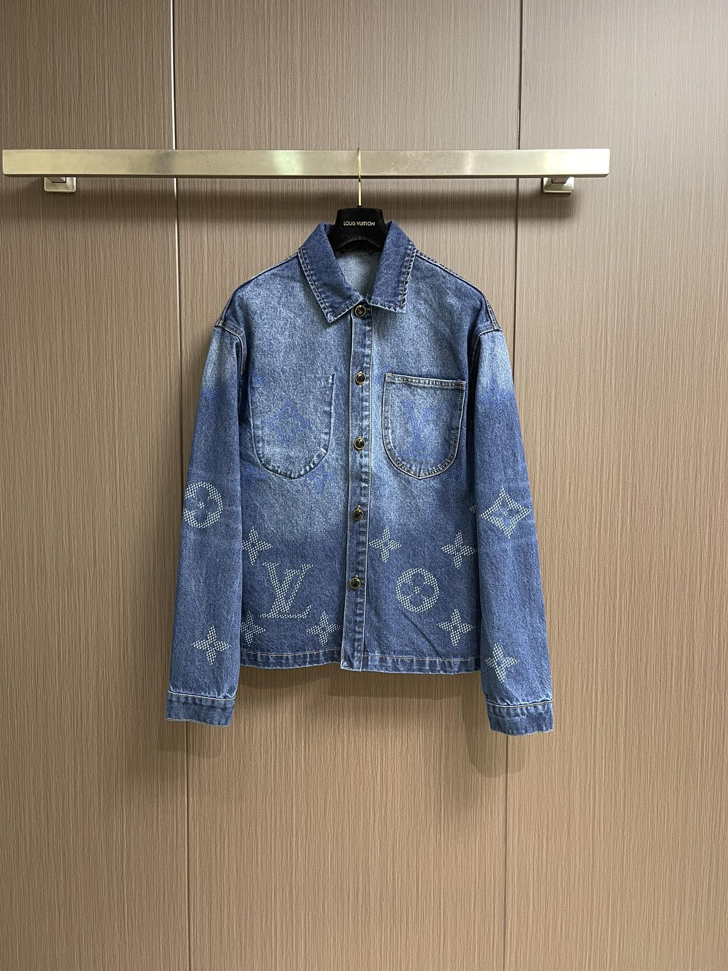 NO:565837,Denim jeans LV  Large floral workwear side pocket denim jacket and jeans set, high-end denim fabric made of 480g denim, color drawing (discharge printing) process, produced by imported machines, each piece must be washed, and processed with exquisite special technology to create a graphic overall shape. It feels breathable and comfortable, YB custom black pearl buckle, laser leather label, color drawing printing process, the whole set of low-key and luxurious design, the runway style must be your fashionable and versatile item, the whole set has a better matching effect. Sizes S-XL, Louis  vuitton,jeans,jackets & coats,alexander wang19860909牛仔衣 牛仔裤 LV 大花工装侧口袋牛仔外套牛仔裤套装,高订牛仔面料采用480g牛仔布,彩拔（拔印）工艺,进口机出品,每一件都必须洗水,采用精致的特殊工艺处理.打造出图形整体造型.手感透气舒适,YB订制黑珍珠扣,激光皮标,彩拔印花工艺,整套低调奢华的设计,走秀款必定属于你的时尚百搭单品,整套搭配效果更佳.尺码S-XL,,louis vuitton,jeans,jackets & coats,alexander wang,Men's clothing