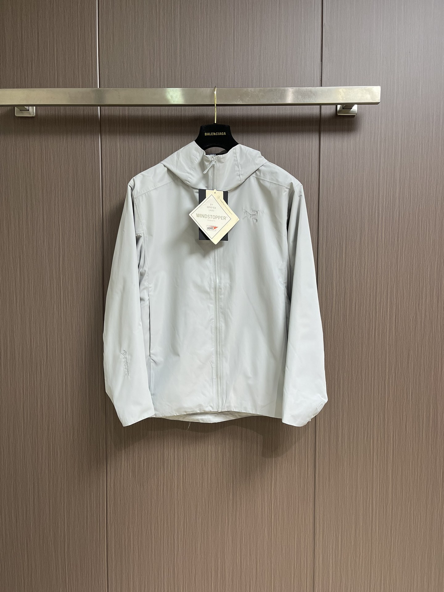 NO:569865,arcteryx Solano Hoody Mens Solano series solid color Logo logo long-sleeved hooded jacket, the body is made of recycled polyester knitted lining, which is softer and breathable.  After fluorine-free R treatment, it can be water-repellent.  Two zippered pockets, inner zippered chest pocket, full-length main zipper, and a blend of raw materials with at least 30% recycled content.  Adjustable hood. Sizes M-3XL,arc'teryx,jackets & coats,jackets & coats,hats,alexander wang19860909arcteryx始祖鸟 Solano Hoody Mens 索拉诺系列纯色Logo标识长袖连帽夹克外套,大身采用再生涤纶 针织里衬,更加柔软透气．经无氟R处理,可防泼水．两个拉链口袋,内侧拉链胸袋·全长主拉链·融合至少30％再生成分的原材料．可调帽兜.尺码M-3XL,arc'teryx,jackets & coats,jackets & coats,hats,alexander wang,Men's clothing