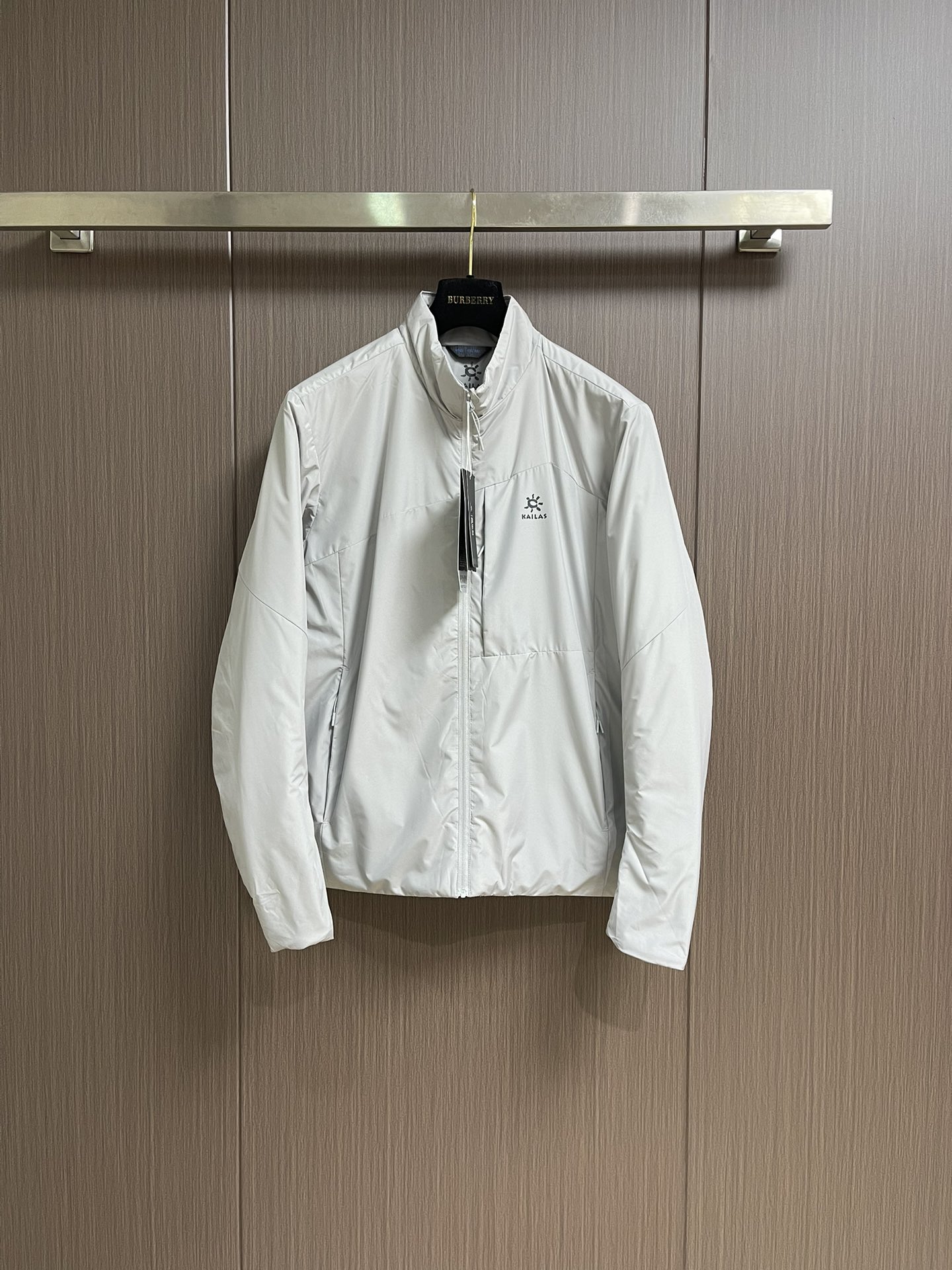 NO:569824,KAILAS men's lightweight stand-up collar cotton jacket for outdoor mountaineering down jackets for couples. This is a full-time warm cotton jacket designed for light hiking and mountain life in wet and cold weather. It is water-proof, oil-proof and dirt-proof, and is not afraid of light rain. It is anti-fouling and durable. When external air-conditioning invades, it can still maintain constant warmth even if the inside is sweaty. It can also be worn as a mid-layer thermal jacket. Size M-3XL, jackets & coats, down  jacket,alexander wang19860909KAILAS 凯乐石男士轻量立领棉服户外登山羽绒棉服情侣款立领外套 这是湿冷天气下专为轻徒步和山地生活设计的全时保暖棉服,可防泼水防油防污,无惧微雨天气,防污耐造；当外部冷气入侵,即使内部汗湿情况下,仍可保持恒定保暖效果.也可作为中层保暖服穿着.尺码M-3XL,,jackets & coats,down jacket,alexander wang,Men's clothing