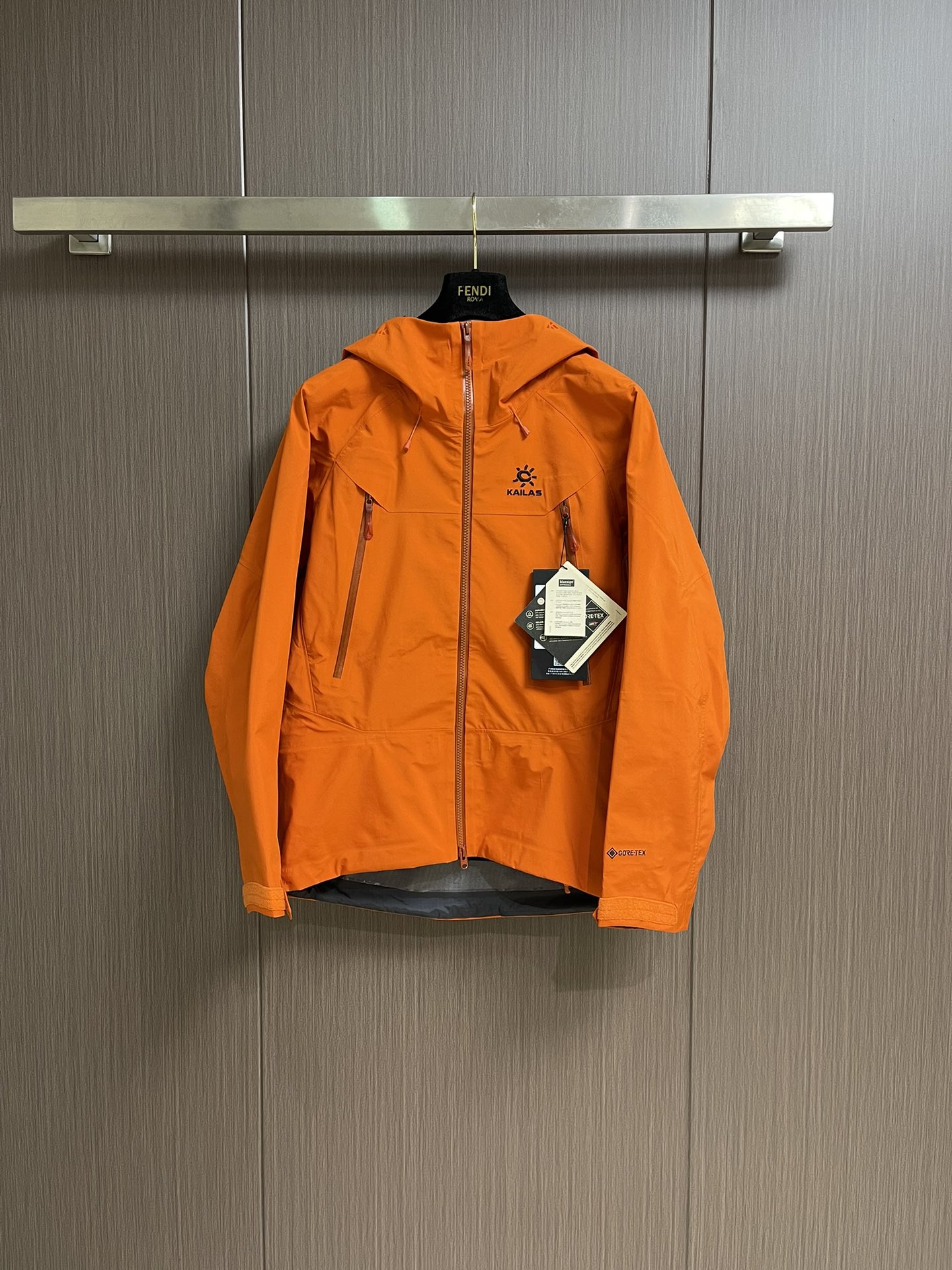 NO:569861,KAILAS MONT -  High collar design enhances warmth. The neck zipper can quickly regulate body temperature during exercise!  The 3D three-dimensional tailoring process fits the Asian body shape and is more suitable for mountaineering, skiing, ice climbing and other mountain activities. The fabric fits the body curves more effectively, effectively improving moisture absorption and perspiration performance and warmth retention performance. It also simulates the climbing posture design, allowing the body to have more flexibility during exercise without any sense of restraint!  Sizes XS-XXL,,skirts,jackets & coats,hats,alexander wang19860909KAILAS 凯乐石 MONT-X 系列 运动户外全天候硬壳专业防水防风透气登山冲锋衣外套,硬壳耐磨耐造,袖口、衣内也均设有口袋.腋下拉链更加透气,还有可拆卸防风裙.性能很高.高开交叉口袋 扩容设计 背负状态下也能轻松取物,360维风帽帽随脸动视野无阻碍 可兼容！高领设计 增强保暖性 颈部拉链可在运动中快速调节体温！3D立体剪裁工艺 贴合亚洲人身形更适合登山、滑雪、攀冰等高山活动令面料更加贴合身体曲线 有效提高了吸湿排汗性能和保暖性能 同时模拟攀登姿势设计 让运动中的身体拥有更多的灵活性 没有任何束缚感！尺码XS-XXL,,skirts,jackets & coats,hats,alexander wang,Men's clothing