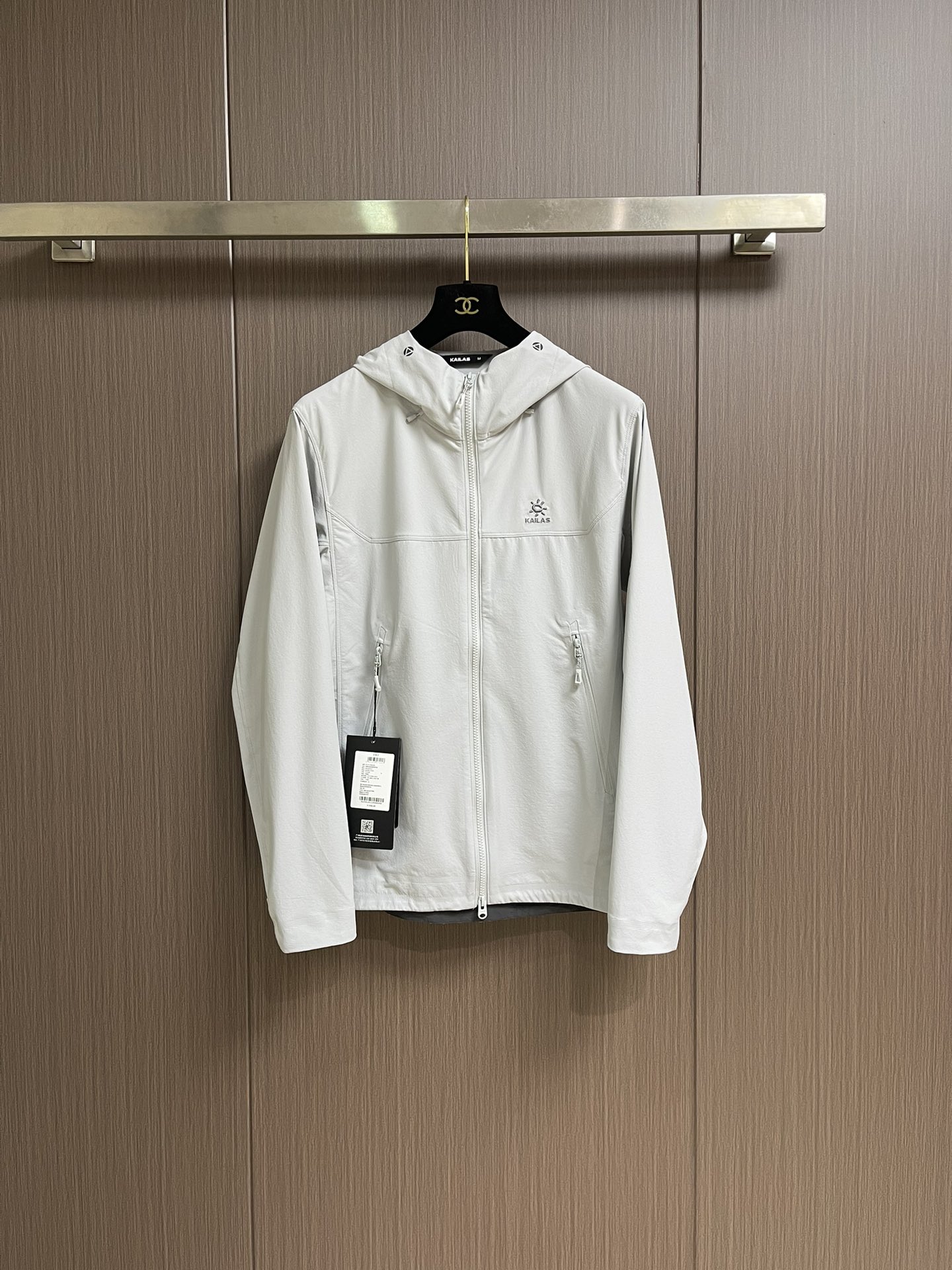 NO:569819,KAILAS M8 series sports outdoor windproof, water-repellent, stretchy and wear-resistant hiking hooded soft shell jacket with logo, full set of accessories details, difference Taizhou light plate embroidery, beautiful price!  Customized auxiliary fabrics for the entire garment, customized zipper pullers, customized logo for the entire garment, carefully crafted, differentiated photoprinting, low cargo elastic high-neck neck protection design, strong comfort and good protective performance, VislonNoSlip ZipTTM provides the strongest protection against the complex outdoor climate, windproof, moisture-proof, and light rain.  The outdoor sports hiking and mountaineering fabric is made of 400D nylon air-change mountaineering cloth. It is breathable and wear-resistant, windproof and water-repellent. The fabric is medium thick and can be worn in spring, autumn and winter!  Size M-3XL,,jackets & coats,jackets & coats,hats,alexander wang19860909KAILAS 凯乐石 M8系列运动户外防风防泼水弹力耐磨徒步连帽软壳夹克徽标外套,全套辅料细节 区别台州光板刺绣 主推价格美丽！全衣定制辅料面料,定制拉链头,全衣logo定制,精心制作,区别光版印花low货弹性高领护脖设计 舒适性强防护性能佳,VislonNoSlip ZipTTM提供最强保护无惧户外复杂气候 防风防潮 无惧中小雨．户外运动徒步登山面料采用400D尼龙空变登山布 透气耐磨 防风防泼水 面料中厚,春秋冬可穿！尺码M-3XL,,jackets & coats,jackets & coats,hats,alexander wang,Men's clothing