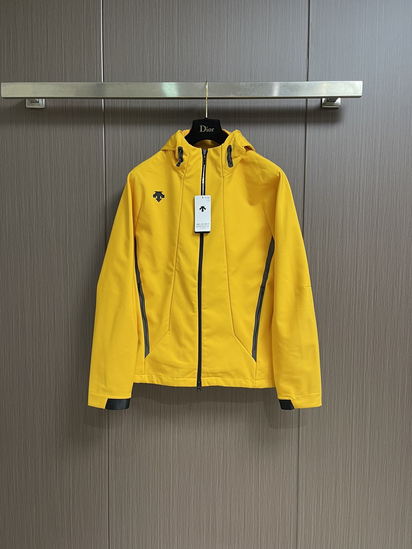 NO:569814,Descente alpine outdoor windproof and waterproof jacket series hooded jacket, anti-static, lightweight and with better windproof and breathable performance, more comfortable to wear. It not only allows you to move flexibly and freely, but also keeps you warm when performing high heart rate exercises in non-extreme weather conditions. Size M-3XL,,jackets & coats,hats,alexander wang19860909Descente迪桑特 高山户外防风防水服 冲锋衣系列连帽外套,防静电、轻量化又具有更好的防风和透气性能,穿着起来更加舒适它不仅能让你灵活自如地运动,还能让你在非极限的天气状况下进行高心率运动时保持温暖.尺码M-3XL,,jackets & coats,hats,alexander wang,Men's clothing