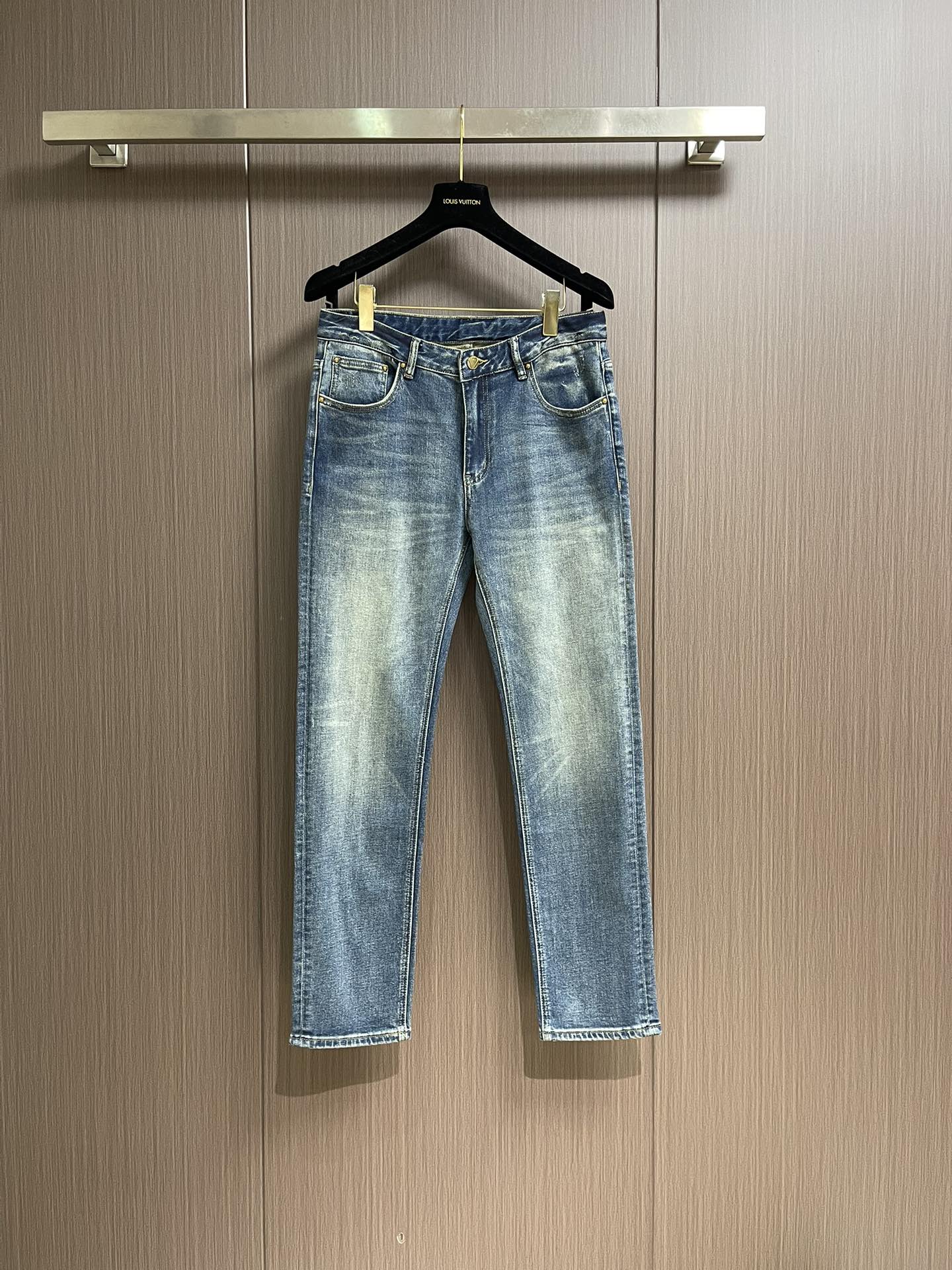 NO:563754,LV  The 2025ss new jeans, with its unique design concept, perfectly combine fashion and practicality, becoming a trendy item suitable for both men and women. They are made of high-quality denim fabric and processed with special processes, which not only retains the classic charm of denim, but also adds a bit of delicacy and elegance. In terms of design, it adopts a loose straight cut, which not only slims the  The leg-embellished shape also gives the wearer a high degree of comfort and freedom. Whether it is simple or handsome, you can easily control a variety of styles and show your personal charm. Whether it is daily travel or outdoor adventure, this dark pattern denim can be your ideal choice, allowing you to stand out from the crowd and show your extraordinary taste. Sizes 29-38  Yes 35 No 37,,louis vuitton,jeans,alexander wang19860909LV 2025ss新款牛仔裤,以其独特的设计理念,完美融合了时尚与实用性,成为男女皆宜的潮流单品.采用高品质牛仔面料,经过特殊工艺处理,既保留了牛仔的经典韵味,又增添了几分细腻与雅致,版型设计上,它采用了宽松直筒的剪裁,不仅修饰腿型,还赋予穿着者极高的舒适度与自由度.无论是搭配简约,还是帅气,都能轻松驾驭多种风格,展现个性魅力.无论是日常出行,还是户外探险,这款暗纹花牛仔都能成为你的理想选择,让你在人群中脱颖而出,彰显不凡品味.尺码29-38 有35 无37,,louis vuitton,jeans,alexander wang,Men's clothing