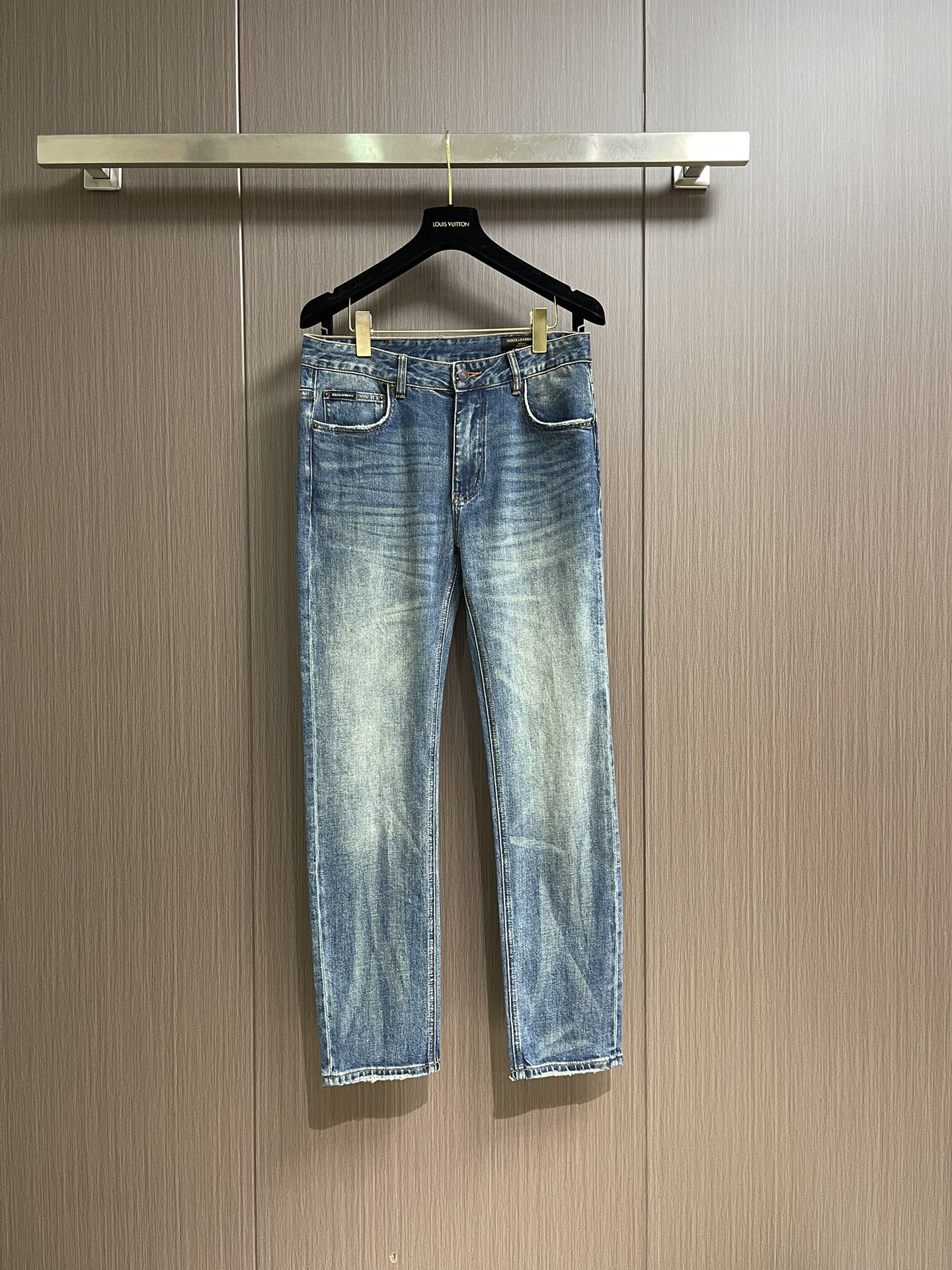 NO:563689,DG 2025SS new logo denim trousers, suitable for daily life and leisure. The selected denim fabrics have been washed, polished and distressed through multiple processes. The excellent fit makes the trousers have good upper body comfort, which is very important for jeans. Original hardware and accessories are provided by customers, with great design sense, full details and workmanship. Sizes 29-38, 35, no 37, jeans, alexander wang19860909DG 2025SS新款标识牛仔长裤,生活休闲日常皆宜.选用的牛仔布料全部经过多道工序洗水、打磨、做旧处理 极好的版型使的裤装有很好的上身舒适度,牛仔裤这点非常非常重要.客供原版五金辅料,极具设计感, 十足的细节、做工之处处到位 .尺码29-38 有35 无37,,jeans,alexander wang,Men's clothing