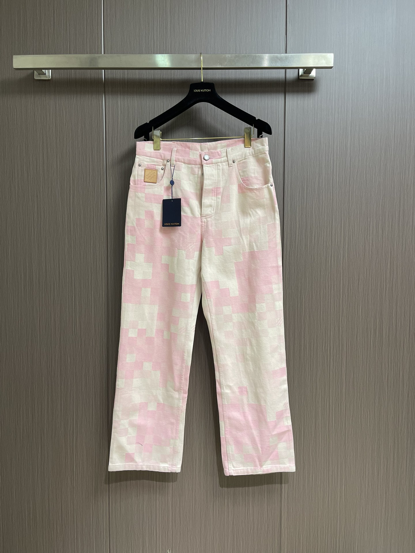 NO:563804,LV 2025ss pink mosaic jeans are made of twill cotton denim fabric, treated with multiple enzyme washing processes to create a soft and natural effect. The chest pocket is sewn with the brand logo pattern, and the rear shows a nubuck leather label, logo-engraved pearlescent buttons, and the back panel is printed with the slogan 'The world is yours' to express the trend theme of the 2025 spring and summer show. The right hem depicts the logo.  The label is located in the center of the back, injecting fresh vitality into the casual look. It can be matched with the same style to create a fashionable look. Customized accessories, complete with three labels, same style for men and women!  Size S-XL 29-30-31-32 Counter sizes are too large,,louis vuitton,jeans,alexander wang19860909LV 2025ss粉色马赛克牛仔裤,采用斜纹棉丹宁牛仔面料,多重酵素水洗工艺处理,打造柔和自然效果,胸前口袋缝制品牌徽标图案点缀,后部呈现 正绒面革标签,标识铭纹珠光纽扣,后幅印花抒写（世界是你们的）标语,道出2025春夏秀场的潮流主题,右侧下摆描绘标识, 标签栖身后部中央,为休闲造型注入清新活力,能与同款搭配营造时尚造型,定制辅料,三标齐全,男女同款！尺码S-XL 29-30-31-32 专柜码数偏大,,louis vuitton,jeans,alexander wang,Men's clothing