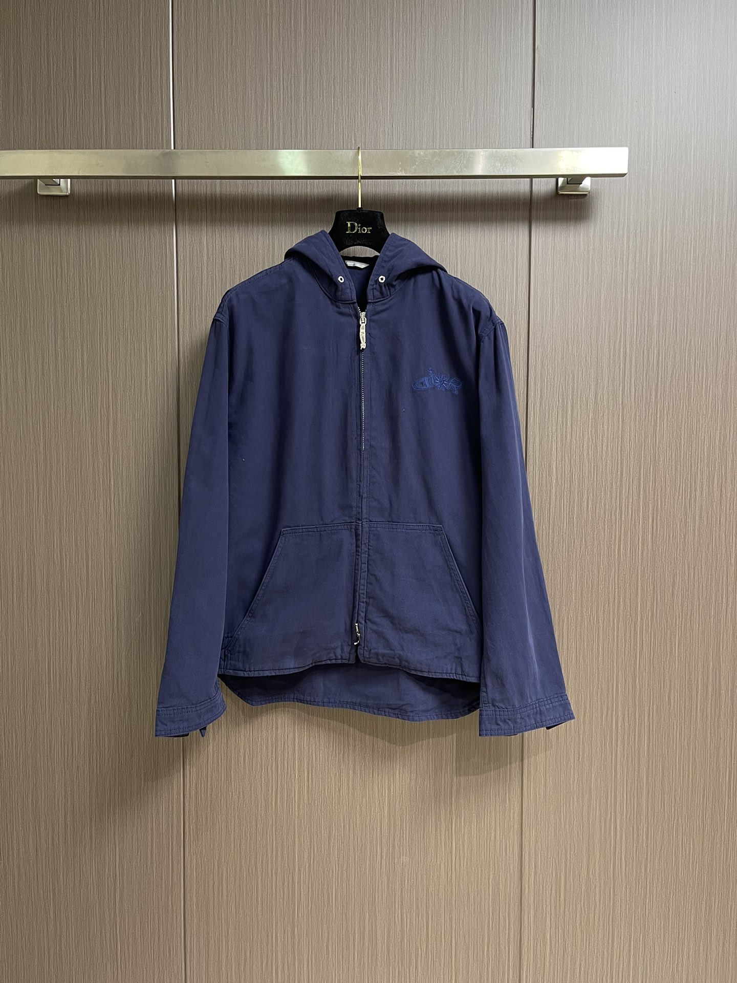 NO:563802,Dior 2025ss new hooded zipper sweatshirt is a new product in the 2025 autumn series, from the AND LEWIS HLTON limited series. It is carefully made of blue cotton fabric, decorated with tonal co-branded series embroidery, and reinterprets the logo in a graphic style. It can be matched with the co-branded series to create a refined look. Sizes 46-52 S-XL, dior, hoodie, sweatshirts, hats, alexander wang19860909Dior 2025ss新款连帽拉链卫衣,是二零二五秋季系列新品,来自 AND LEWIS HLTON 限定系列.采用蓝色棉质面料精心制作,饰以同色调联名系列刺绣,以图形风格重新诠释 标志.可与该联名系列的搭配,打造精致的造型.尺码46-52 S-XL,,dior,hoodie,sweatshirts,hats,alexander wang,Men's clothing