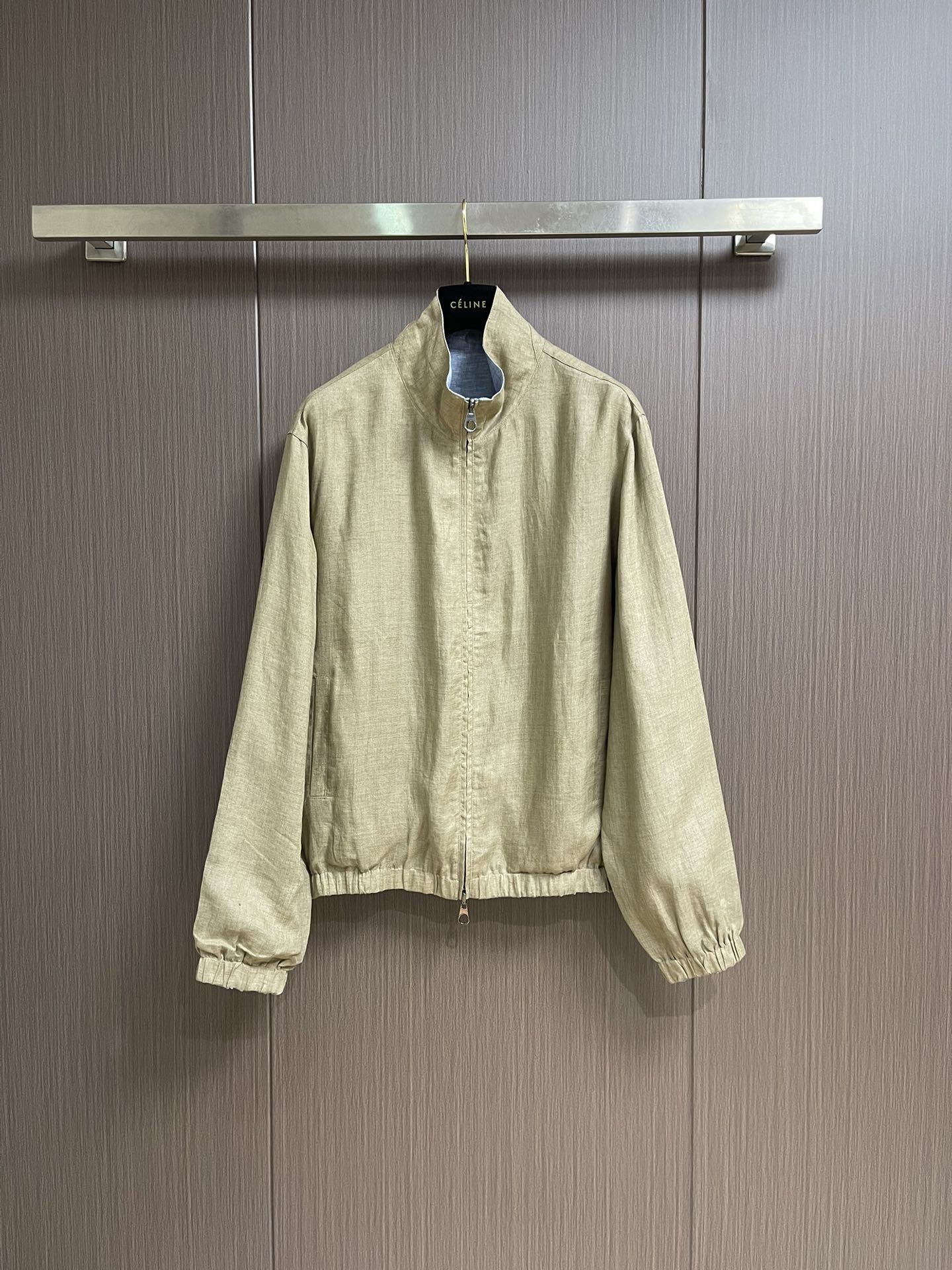 NO:563766,LP Loropiana  2025ss reversible linen bomber jacket. The bomber jacket features elastic cuffs and a two-way zipper closure. This reversible design is specially designed for leisure, travel, sports and other occasions. It is made by Solbiati workshop masters.  Carefully crafted Solaire linen fabric and treated with special techniques to give it a smooth wrinkle-resistant drape and excellent soft touch. Stand collar, front welt pockets, elasticated hem and cuffs, two-way zipper closure. Sizes S-XL,, loro  piana,loro piana,jackets & coats,jackets & coats,alexander wang19860909LP Loropiana 2025ss双面亚麻飞行员夹克外套,飞行员夹克以其弹性袖口和双向拉链开合为特色,这款可双面穿着的设计,专为休闲、旅行、运动等多种场合打造,采用Solbiati工坊大师精心制作的Solaire亚麻面料,并经过特殊工艺处理,赋予其流畅抗皱的垂坠感与卓越的柔软触感,立领,正面贴边口袋,松紧下摆和袖口,双向拉链开合.尺码S-XL,,loro piana,loro piana,jackets & coats,jackets & coats,alexander wang,Men's clothing