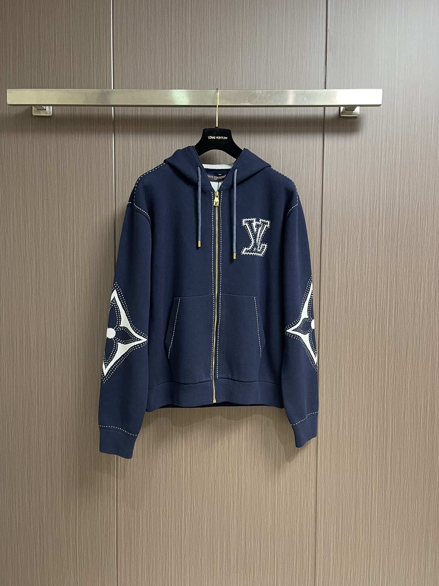 NO:563808,LV four-leaf clover zipper hooded jacket. The fabric is made of 60-count double-ply combed siro spun yarn, which is twisted into one yarn from 3 yarns, and is fixed and dyed in beige gray. It uses an imported 1 4 knitting machine. A variety of local jacquard crafts and extremely complex double-sided middle yarn filling crafts can make the pattern convex and increase the thickness. Fine 16-needle stitching plate and flat turning craftsmanship. The whole piece is washed with soft water. Same style for men and women!  Sizes S-XL,,louis vuitton,jackets & coats,hats,alexander wang19860909LV 四叶草拉链连帽外套,面料采用60支双股精梳赛络纺纱,由3条纱加捻成一股,定板定染米灰色.采用进口1 4针织机.多种局部提花工艺加极为复杂的双面中间添纱工艺,这样才能使花型处有凸感,增加厚度.精细的16针缝盘加平车工艺.整件加柔洗水 男女同款！尺码S-XL,,louis vuitton,jackets & coats,hats,alexander wang,Men's clothing