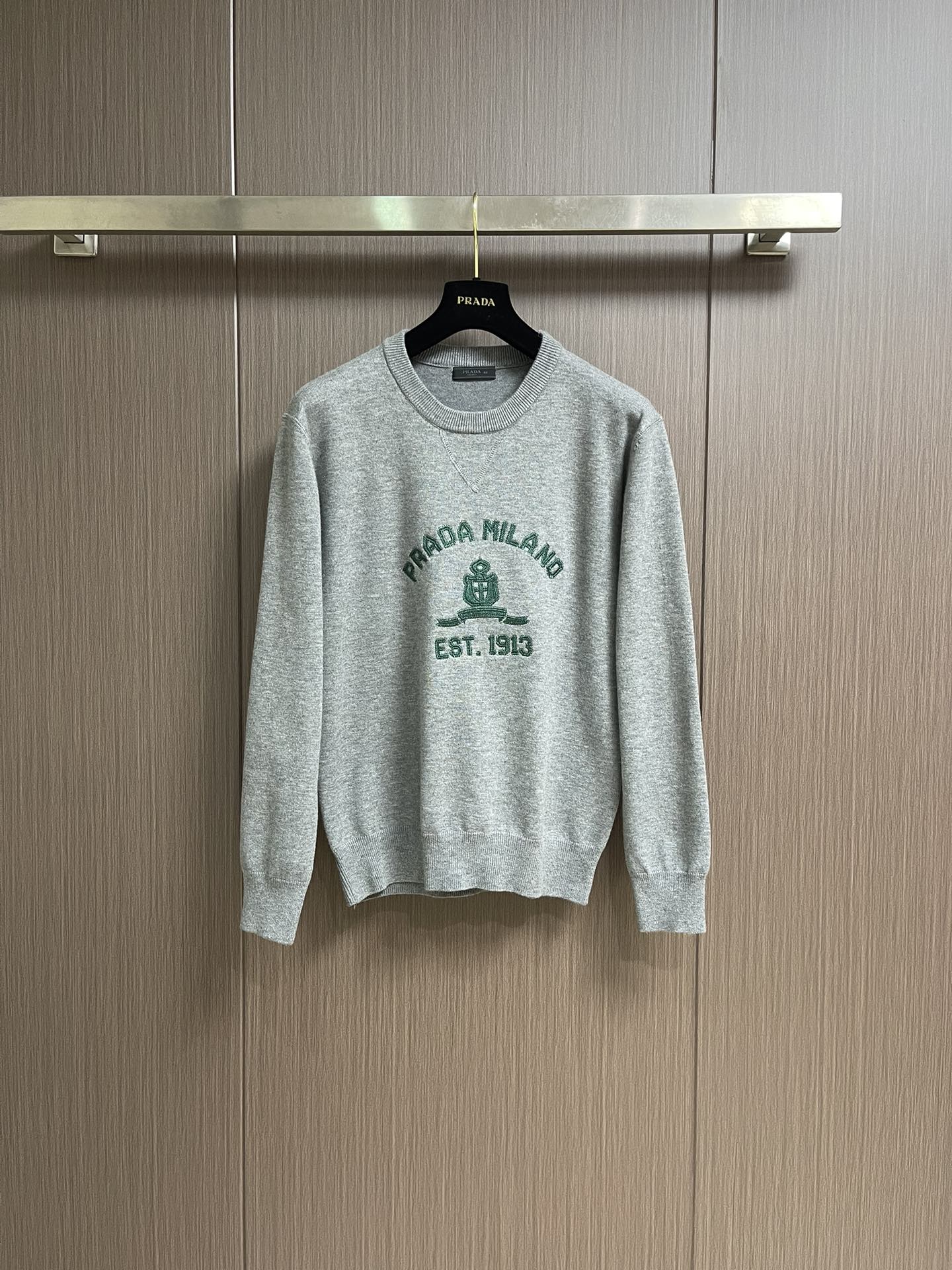 NO:563773,Prada   Logo embroidered crew neck sweater. This regular version of men's crew neck sweater is made of exquisite and delicate wool. The iconic triangle logo, which has always been reinterpreted in a novel way, is embroidered, highlighting the distinctive brand style. The autumn and winter series depicts the image of modern men with a mix of streamlines and full shapes, presenting a vision that is both synchronous and contrary to tradition.  Corner. The weaving technology uses a 14-needle fine-pitch loom for weaving. The number of needles is dense and the yarn is thin. The fabric is light, delicate, soft and skin-friendly, while ensuring a certain degree of warmth and drape. It is suitable for layering in spring and autumn or wearing in early winter. The collar, cuffs and hem are all closed with rib weave structure technology, which has good elasticity, fits the body shape, and is effective in preventing moisture.  It prevents curling and deformation, and improves wearing comfort and durability. The V-neck design is reinforced by precise routing, making the lines neat and smooth, modifying the neckline and making it easy to match. The chain towel embroidery process is used, and the chain stitch is used to outline a three-dimensional velvet pattern, which is soft to the touch and has a distinctive texture, injecting exquisite hand-made texture into the simple version and enhancing the visual appearance.  The overall style is based on simple tailoring, and achieves a balance between practicality and beauty through the integration of weaving density, ruffle functionality and embroidery decoration. It is a versatile item suitable for daily commuting and leisure occasions. Sizes S-XXL, prada, sweaters, alexander   wang19860909Prada 徽标刺绣圆领毛衣,这款常规版男士圆领毛衣采用精美细腻毛料打造,一贯以新颖方式重释的标志性三角形徽标化身刺绣,彰显与众不同的品牌格调.秋冬系列以流线和饱满形的混搭刻画现代男士形象,呈现与传统既同步又相背的视角.织造技术采用14针细针距织机编织,针数密、纱线细,成就面料轻薄细腻、柔软亲肤的同时,保证了一定的保暖性和垂坠感,适合春秋叠穿或初冬穿着.领口、袖口及下摆均以罗纹组织结构工艺收口,弹性佳、贴合身形,有效防止卷边变形,提升穿着舒适度与耐久性.V领设计通过精准走线加固,线条利落流畅,修饰颈线且便于搭配.运用锁链式毛巾刺绣工艺,以链条针法勾勒出立体绒感图案,触感柔软、纹理鲜明,为简约版型注入精致手作质感,增强视觉层次.整体风格以简约剪裁为基础,通过织造密度、罗口功能性与刺绣装饰的融合,实现实用性与美感的平衡,是一款适合日常通勤与休闲场合的百搭单品.尺码S-XXL,,prada,sweaters,alexander wang,Men's clothing