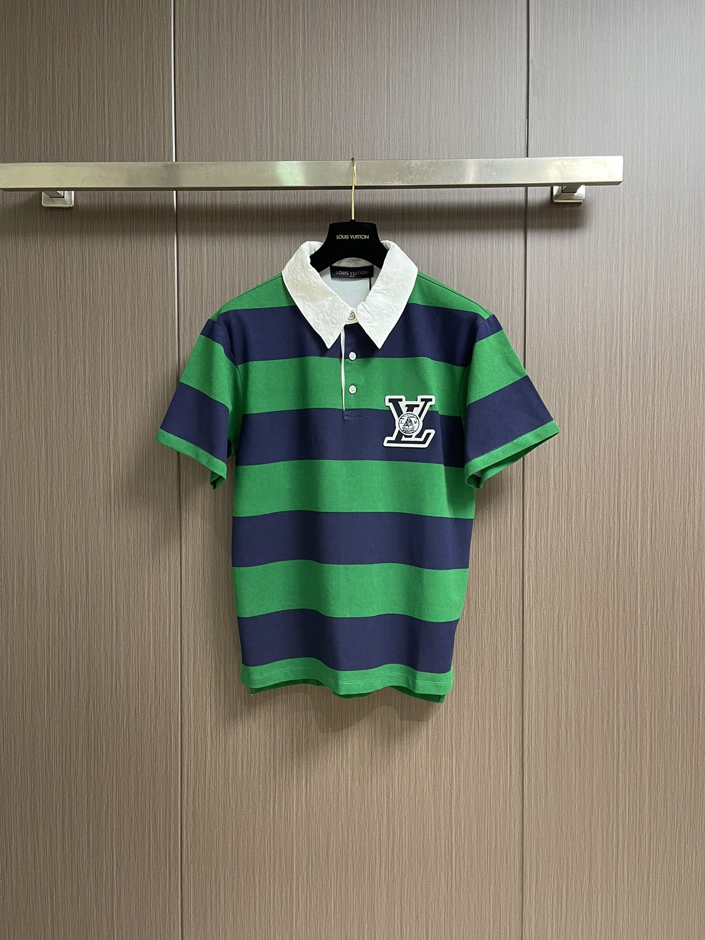 NO:563792,LV 2025Fw early autumn new contrast striped short-sleeved POLO, the fabric is crisp and breathable; the oversize dropped shoulder version is compatible with various body shapes, creating a casual and casual sense of relaxation; the white lapel details and the embroidered letter badge on the front chest combine the brand's classic sailing elements to materialize the brand's historical heritage; the white sailing pattern print on the back continues the 'travel spirit' core and injects an artistic sense into the retro silhouette. Sizes S-M-L, Louis  vuitton,versace,T-shirt,alexander wang19860909LV 2025Fw早秋新款撞色条纹短袖POLO,面料挺括透气；oversize 落肩版型,兼容多元身材,打造随性不随意的松弛感；白色翻领细节,前胸刺绣字母徽章,融合品牌经典帆船元素,将品牌历史底蕴具象化；后背白色帆船图案印花,延续'旅行精神'内核,为复古廓形注入艺术感.尺码S-M-L,,louis vuitton,versace,T-shirt,alexander wang,Men's clothing