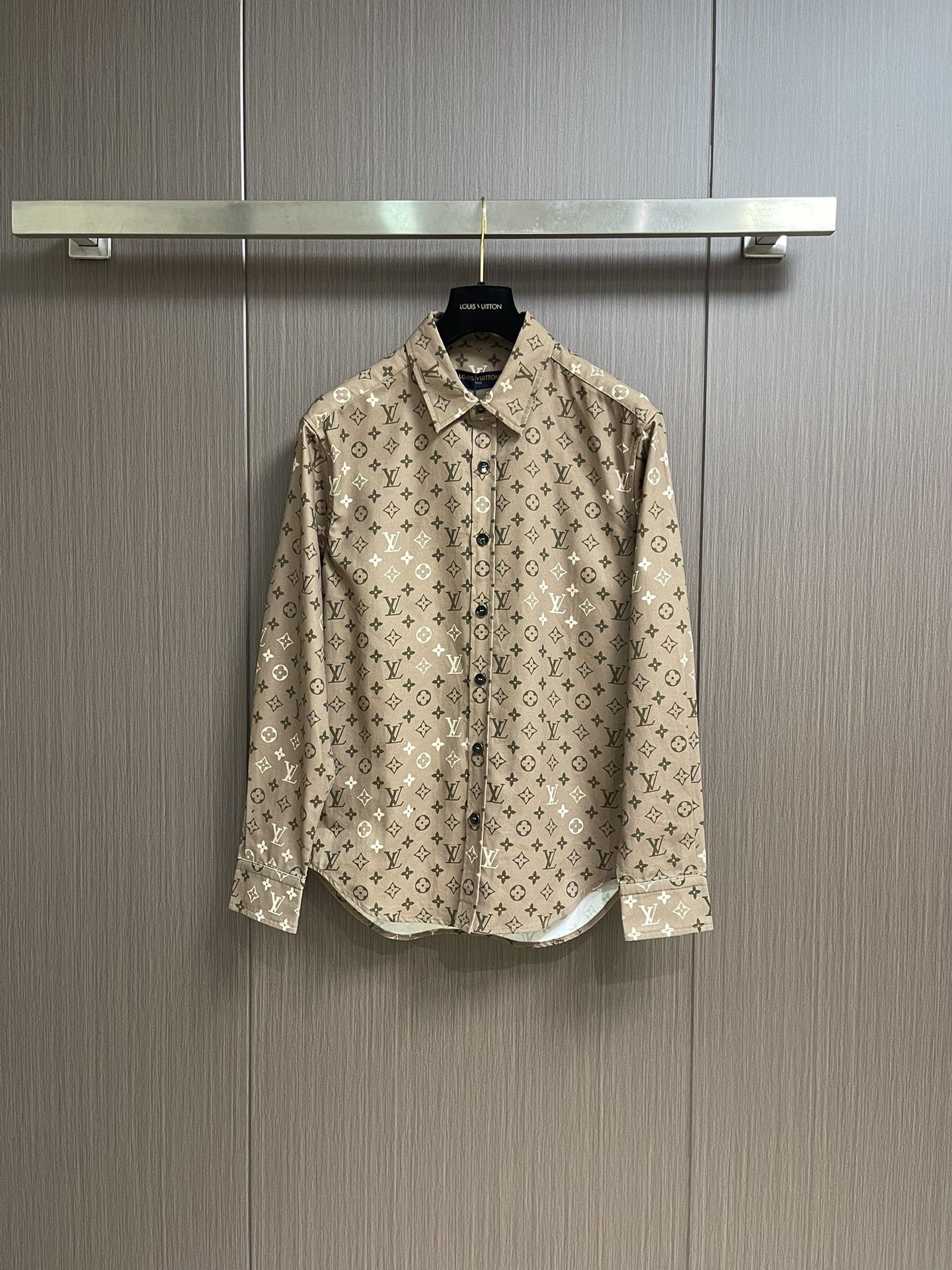NO:563780,LV 2025ss new printed lapel long-sleeved shirt, customized YB twill cotton material, high-end texture, comfortable to wear, lapel shirt version, placket can be used as a jacket, the whole body is covered with four-leaf clover elements and letter patterns, full of old money feeling. The front shoulder line is matched with decent tailoring, highlighting the tall and neat figure, with arc hem to modify the waist and shoulders, fashionable and fashionable. Sizes S-XL, Louis Vuitton, jackets &  coats,shirts,alexander wang19860909LV 2025ss新品印花翻领长袖衬衫,定制YB斜纹全棉材质,质感高级,穿搭舒适,翻领衬衫版型,开襟可做外套搭配,通体满铺四叶草元素和字母图案,老钱感满满.正肩线条配合得体裁剪,凸显身姿挺拔利落,搭配圆弧下摆修饰腰挎,时髦洋气.尺码S-XL,,louis vuitton,jackets & coats,shirts,alexander wang,Men's clothing