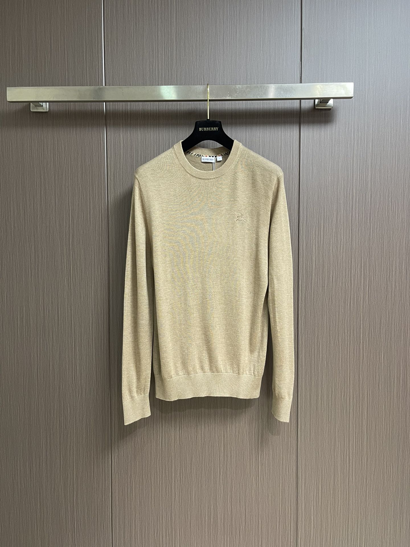 NO:571328,Burberry 2025FW war horse small logo embroidered wool round neck knitted sweater. This knitted sweater is made of lightweight wool plain fabric. The knitted style has a slim fit and is embellished with the same color equestrian knight logo embroidery. Sizes M-XXL,, burberry, sweaters, alexander wang19860909Burberry 2025FW战马小标刺绣羊毛圆领针织毛衣,此款针织毛衣,选用轻盈羊毛平织面料打造.针织款式,呈现修身版型,点缀同色系马术骑士徽标刺绣.尺码M-XXL,,burberry,sweaters,alexander wang,Men's clothing