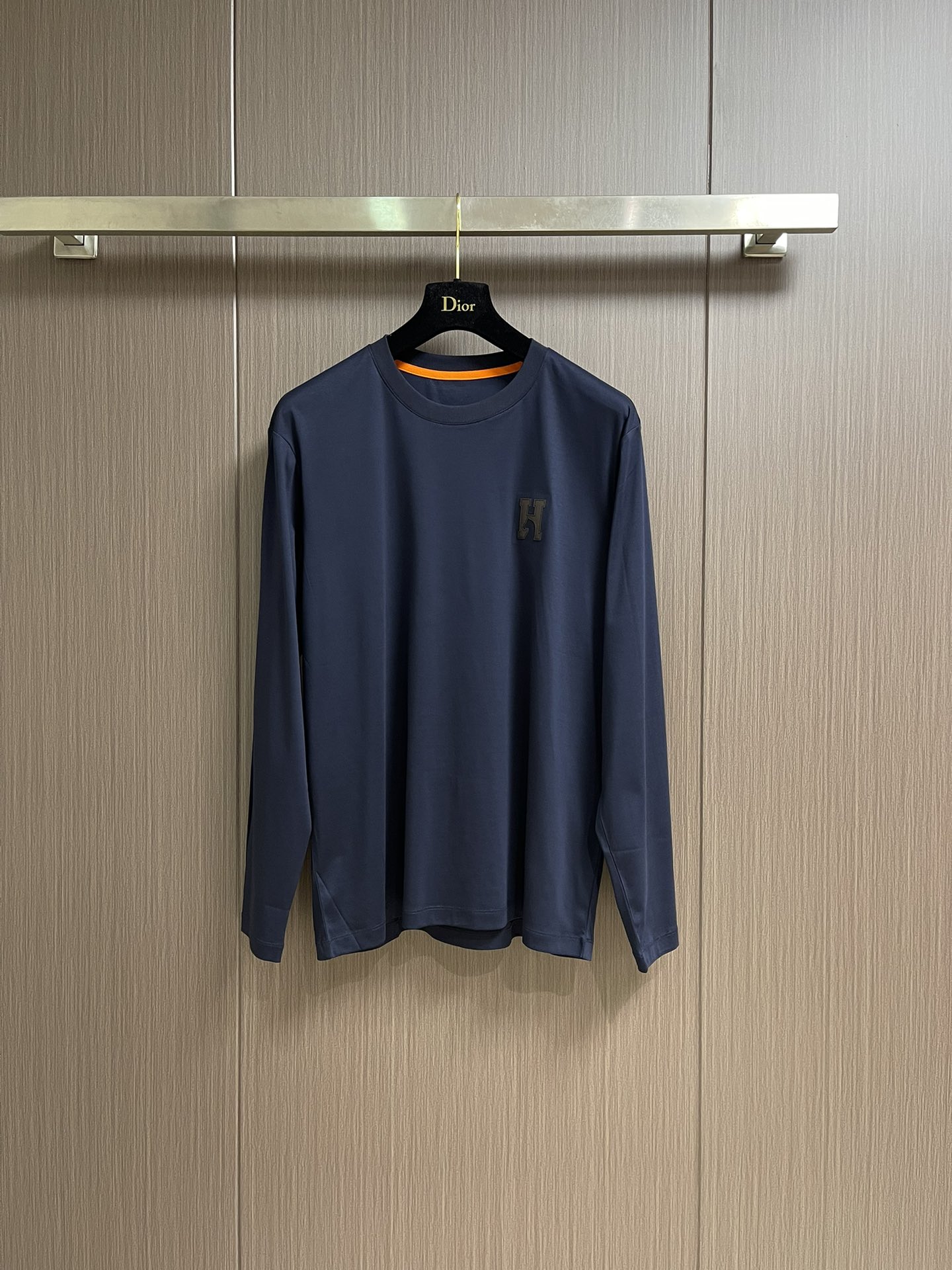 NO:565831,hermes 2025SS new autumn and winter long-sleeved T-shirt, leather brand logo design, clean and neat tailoring, full of urban style, the fabric feels soft and dry, the upper body effect is crisp and stylish, three-dimensional cutting technology. Size M-3XL,, hermes, tees, t-shirt, alexander wang19860909hermes 2025SS秋冬新品长袖T恤,拼皮品牌logo设计,干净利落剪裁 都市风十足,面料手感软糯干爽,上身效果挺括有型,立体裁剪工艺.尺码M-3XL,,hermes,tees，t-shirt,alexander wang,Men's clothing