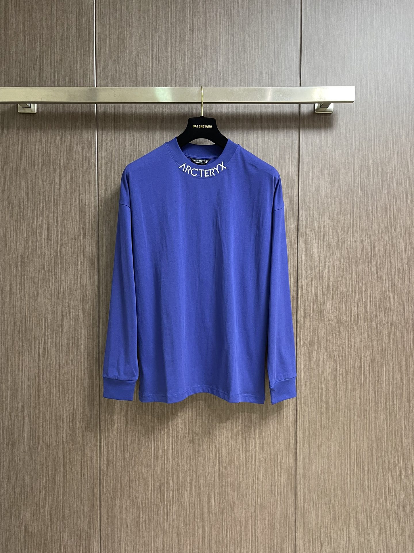 NO:565804,ARCTERYX Arc'teryx collar logo round neck long-sleeved T-shirt, practical and versatile base style. Recommended for early autumn. It returns to the simplest design and color matching. The matching can also be very simple. The classic logo embroidery on it will give you an eye-catching pleasure. The tailoring is perfect and the workmanship is exquisite. It is a must-have item. It really won't let you down. Don't worry!  Size M-3XL,arc'teryx,tees,t-shirt,alexander wang19860909ARCTERYX 始祖鸟领口Logo圆领长袖T恤 ,实用百搭打底款式 早秋推荐 回归最简约的设计和配色,搭配也可以很简单,上面的经典logo刺绣给你眼前一亮的快感,剪裁完美、做工精致、必入单品首选,真的不会让你失望放心入！尺码M-3XL,arc'teryx,tees，t-shirt,alexander wang,Men's clothing