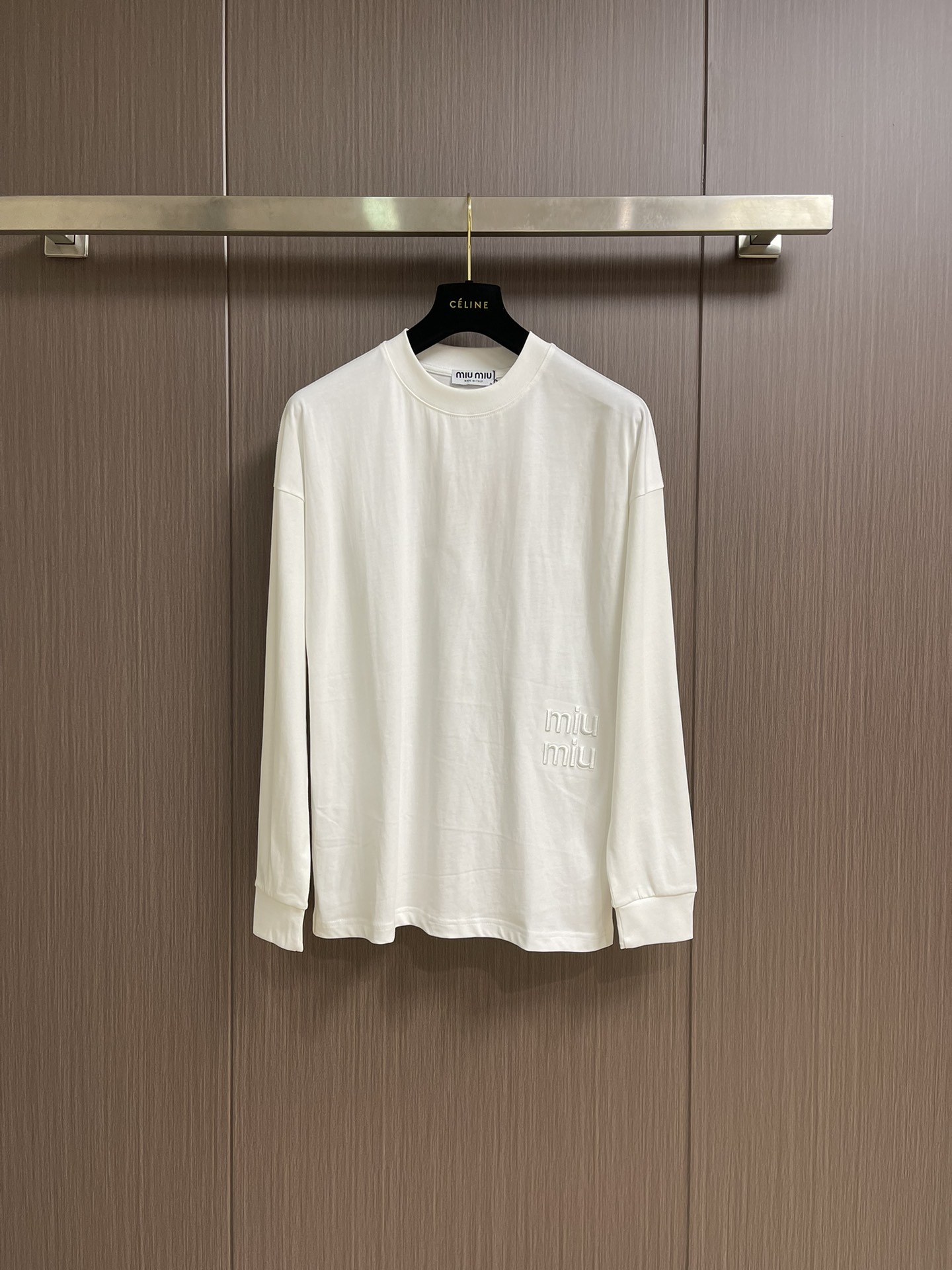 NO:565808,miumiu 2025ss early autumn new long-sleeved round neck T-shirt, avant-garde and fashionable design!  High-end customized high-count cotton fabrics.  Soft to the touch.  Comfortable to wear.  Level of exquisite car lines.  Fine workmanship.  The upper body effect is incomparably handsome!  A must-have item for a stylish man. Sizes M-3XL, miumiu, tees, t-shirt, alexander wang19860909miumiu 2025ss早秋新款长袖圆领t恤,设计前卫时尚！高端定制高支棉面料．手感柔软．穿着舒适．级别精致车线．做工精细．上身效果无敌帅气！型男必备单品.尺码M-3XL,,miumiu,tees，t-shirt,alexander wang,Men's clothing