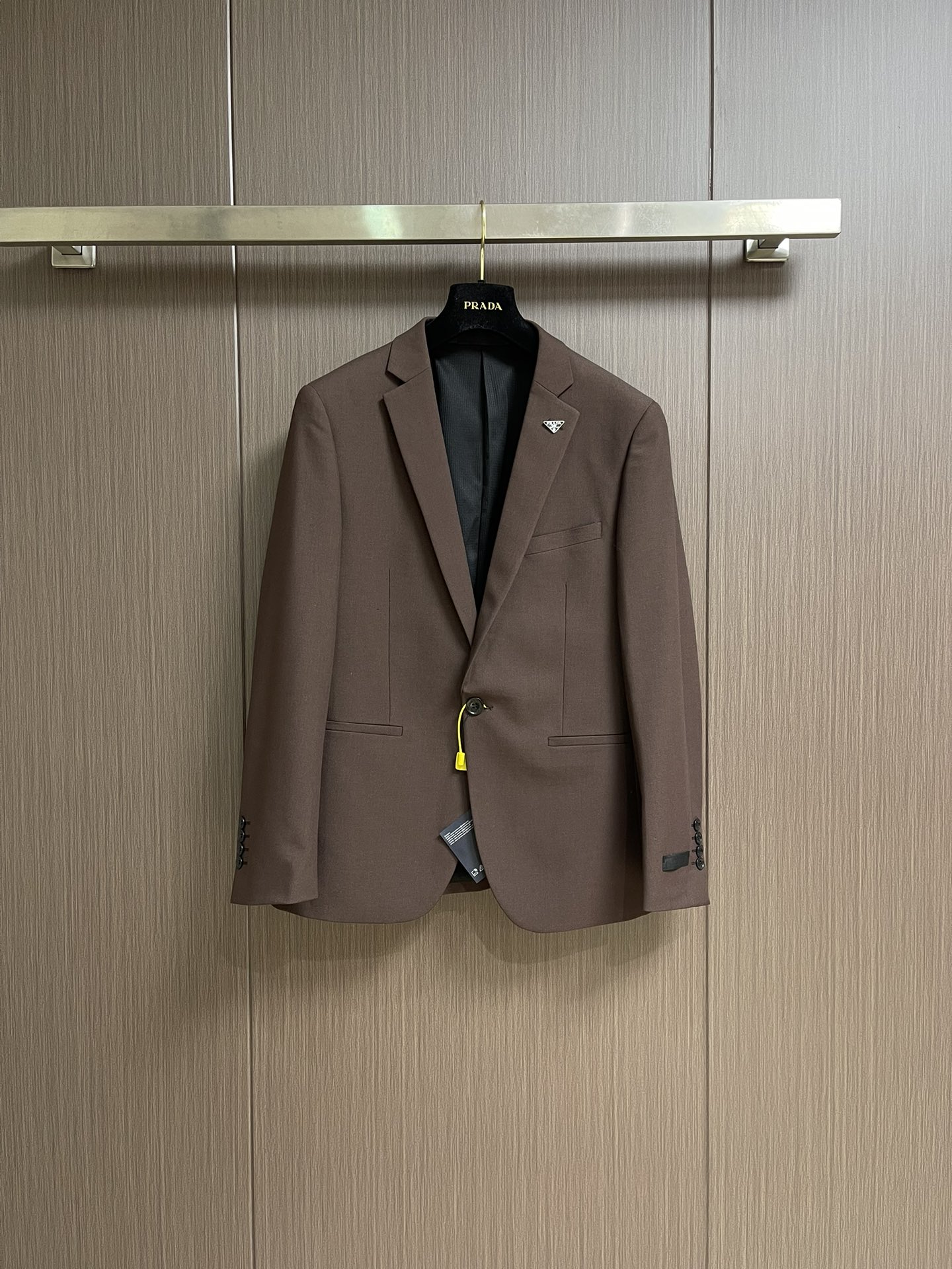 NO:565813,The whole set can be sold separately, single suit, trousers, Prada simple casual blazer and trousers suit, original polyester fiber fabric, breathable, soft and warm, very straight and drapey, the whole piece is neatly routed, all hardware accessories are supplied by customers and have logo top accessories. At first glance, it is a high-end fabric. This kind of fabric is custom-woven and there is no such thing outside. It is a good product from a regular large factory, and there is nothing picky about it.  Such a piece is always worn and very practical. Sizes 46-56, prada, jackets & coats, business suit, alexander wang19860909整套 可拆卖 单西服 西裤 Prada 简约休闲西装外套西裤套装,原版聚酯纤维面料,透气柔软保暖性很强,笔挺垂感十足,整件车工走线整齐平整,所有五金附料都是客供带logo顶级配件 一看就是高档的面料 这种面料都是定织的 外面根本就没有 正规大厂途径出来的好货,无任何有挑剔的地方 这样的一件属于常备常穿的,实用性很强.尺码46-56,,prada,jackets & coats,business suit,alexander wang,Men's clothing