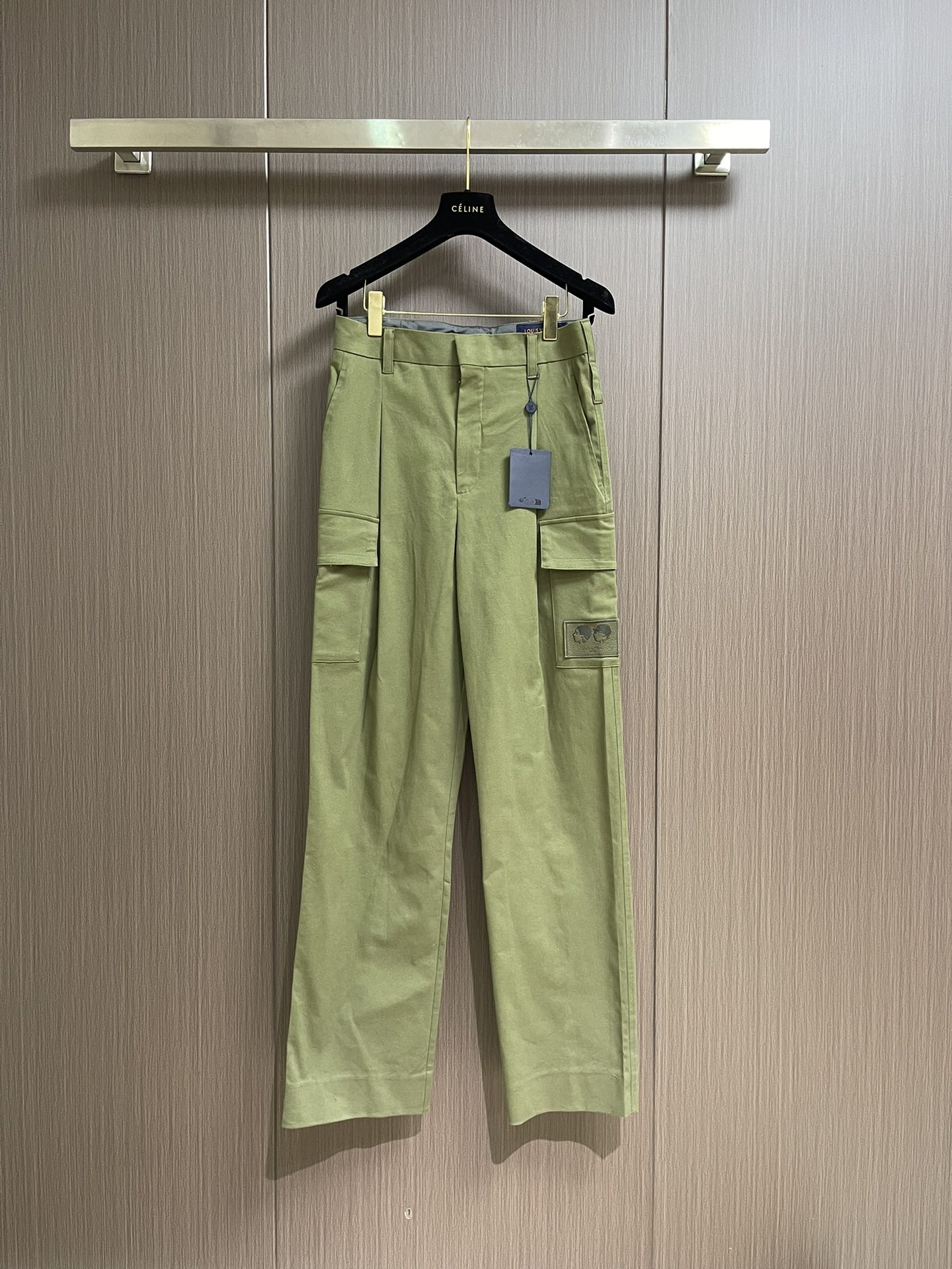 NO:563777,LV   The Nigo co-branded series of 3D portrait pocket overalls is made of twill blended cotton to create a classic design that can easily fit into various styles. The embroidered portrait patch on the left highlights the collaboration logo, the neat pleats deconstruct the front silhouette, and the flap pockets highlight the functional style. Classic  After special processing, the twill blended cotton fabric retains the breathable and wear-resistant properties of pure cotton, while injecting elasticity through spandex; the upper body is crisp and stylish but moves freely, completely bidding farewell to the stiffness of traditional workwear. The exquisite portrait embroidery patch on the left is highly recognizable; the three-dimensional flip  The flap pockets and deconstructed pleat design take into account both functional style and high-end fashion. Whether paired with a pair or a pair, it can instantly enhance the overall look. With its classic workwear silhouette and co-branded design elements, the standard version is easy to control; it can be easily matched with everything from, to, etc., and is a perfect fit  A variety of styling needs. It not only retains the inherent rugged functional style, but also injects exquisite embellishments through deconstructed pleats and co-branded embroidery. It is an iconic item that is both daily practical and brand topical. Sizes 44-46-48-50, Louis   vuitton,alexander wang19860909LV Nigo联名系列3D人像口袋工装裤,以斜纹混纺棉布塑造经典设计,可轻松契合各式造型.左侧刺绣肖像贴饰点明的携手合作标识,齐整褶祠解构正面廓形,翻盖口袋彰显机能风范.经典斜纹混纺棉布特殊加工处理后,既保留了纯棉的透气耐磨特性,又通过氨纶注入弹性；上身挺括有型却活动自如,彻底告别传统工装的僵硬感.左侧精致的肖像刺绣贴饰,辨识度极高；立体翻盖口袋与解构褶裥设计,兼顾机能风与高级时装感.无论是搭配还是,都能瞬间提升整体造型层次.其经典工装廓形和联名设计元素,标准版型易于驾驭；能轻松搭配从、到等各式,完美契合多种造型需求.它既保留了固有的粗犷机能风范,又通过解构褶祠和联名刺绣注入了精致点缀,是一款兼具日常实穿性与品牌话题性的标志性单品.尺码44-46-48-50,,louis vuitton,alexander wang,Men's clothing