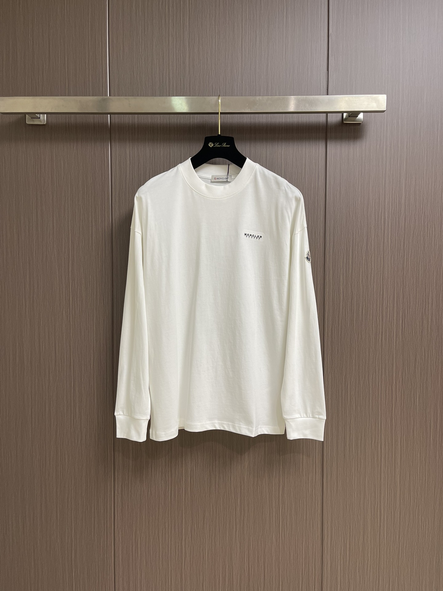 NO:565833,Moncler 2025ss new autumn and winter long-sleeved T-shirt, customized fabric, customized embroidery logo, excellent comfort and breathability, soft, anti-wrinkle, elasticity and drape. It is handsome whether worn alone or worn inside. Pursuing luxury, noble and elegant style, creating extraordinary men's taste, the visual effect is very good, extremely high-grade, simple and fashionable, a must-have choice for leisure and business. Sizes M-3XL,, tees, t-shirt, alexander wang19860909Moncler 2025ss秋冬新款长袖T恤,定制面料,定制刺绣logo,舒适性与透气性兼优,柔软抗皱弹性和垂性极佳,无论是单穿或是内搭都是帅气十足,追求奢华高贵优雅风范,打造不凡男士品味,视觉效果非常赞,档次极高,简约时尚,休闲商务必备之选.尺码M-3XL,,tees，t-shirt,alexander wang,Men's clothing