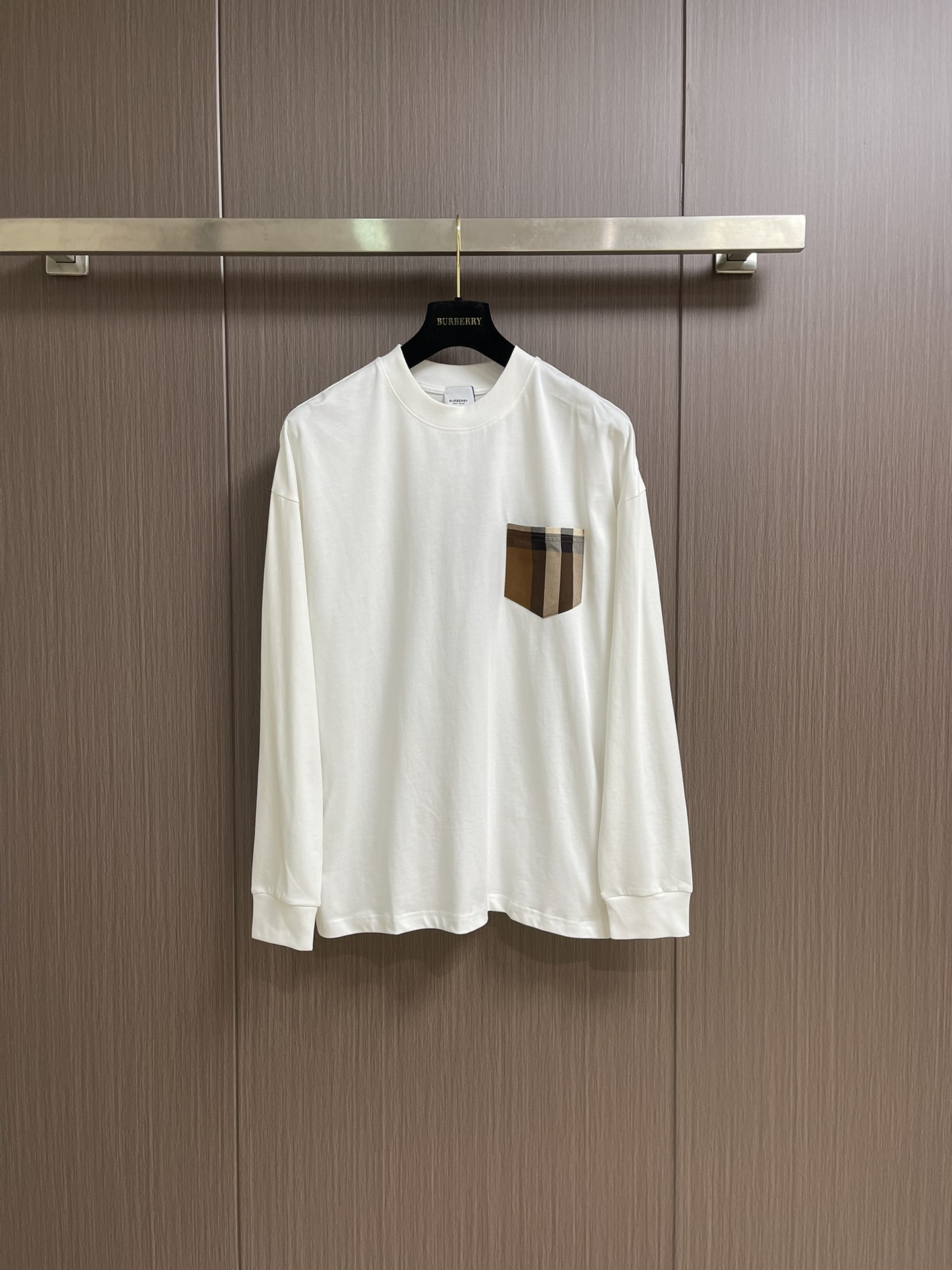 NO:565836,Burberry 2025s early autumn new long-sleeved T-shirt, basic model recommended!  The versatile God of War!  Classic plaid three-dimensional print design on the chest.  The texture is excellent, comfortable and breathable.  Unforgettable!  Customized high-quality 40-count 300g pure cotton fabric.  Comfortable and soft ~ a must-have item to wear alone or paired with!  Size M-3XL,,burberry,tees,t-shirt,alexander wang19860909Burberry 2025s早秋新款长袖T恤,基础款推荐！百搭战神！胸前经典格纹立体印花设计．质感极好舒适又透气．让人过目难忘！订制优质40支300g纯棉面料．舒适柔软～单穿搭配必备单品！尺码M-3XL,,burberry,tees，t-shirt,alexander wang,Men's clothing