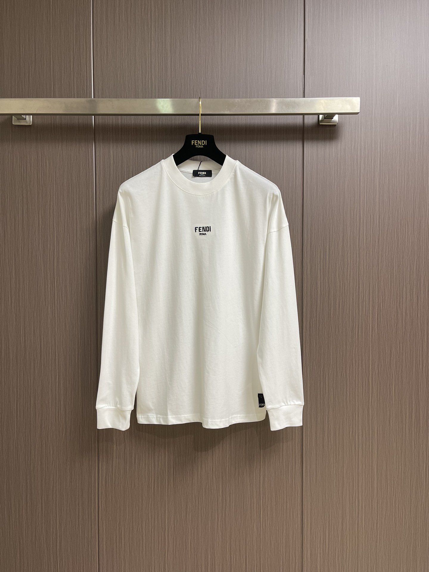 NO:565816,FENDI 2025SS early autumn letter logo embroidered round neck long-sleeved T-shirt, imported original fabric, top-notch craft letter pattern logo, unique design, comfortable and breathable upper body, extremely high grade, handsome upper body. Size M-3XL,, fendi, tees, t-shirt, alexander wang19860909FENDI 2025SS早秋字母logo刺绣圆领长袖t恤,进口原版面料,顶级工艺字母图案logo,独特设计,上身舒适透气,档次极高,上身帅气十足.尺码M-3XL,,fendi,tees，t-shirt,alexander wang,Men's clothing