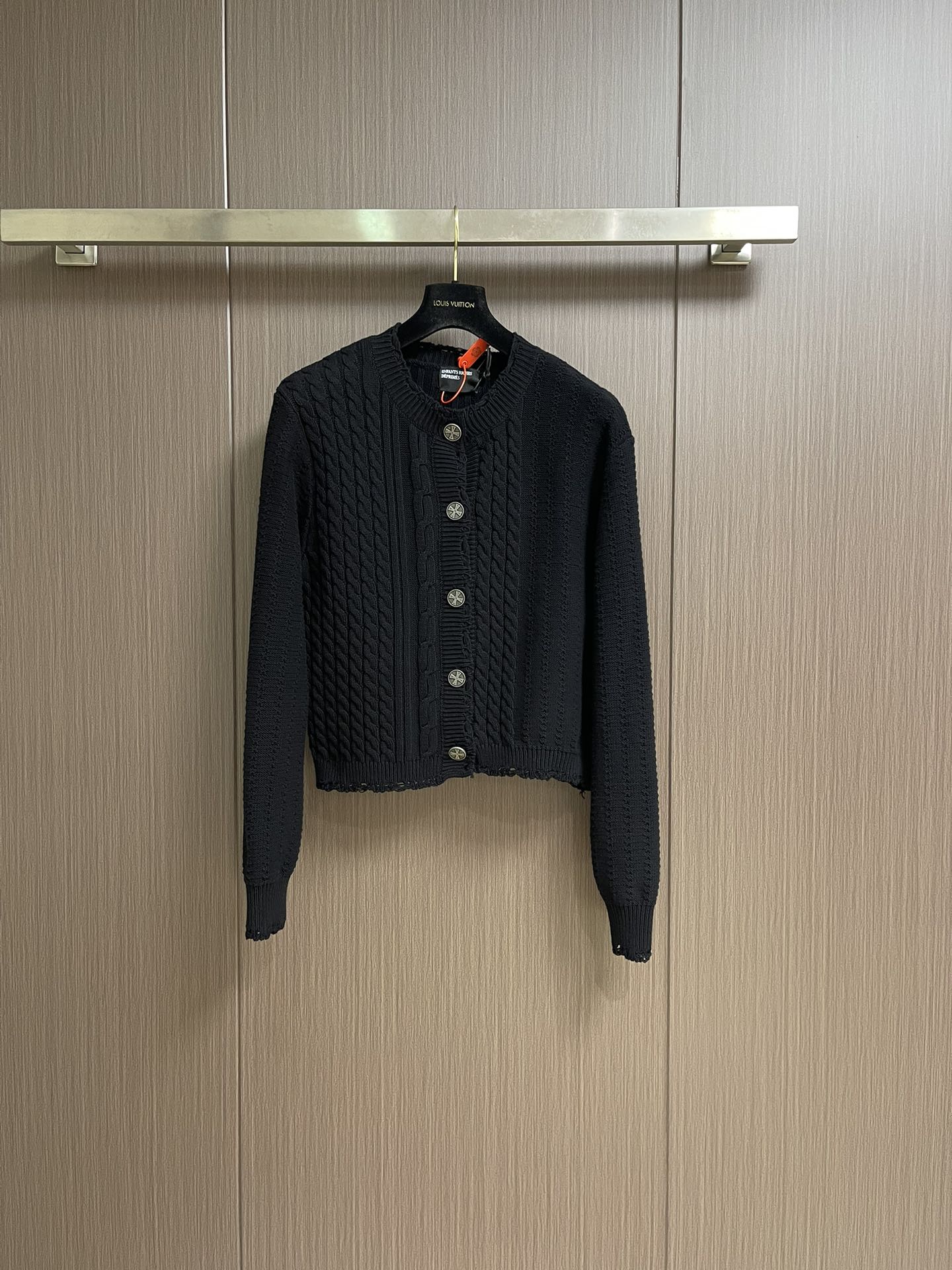 NO:563813,Enfants Riches Deprimes Twist sweater cardigan, custom-woven high-density cotton wool, excellent texture, comfortable and close to the skin, with deep black as the base, calm and elegant. The front panel is laid out in an absolutely symmetrical sense of order. Five bronze buttons are arranged longitudinally along the placket. The vertical rope pattern has a visual slimming effect and follows the golden ratio. The back panel tears away the regularity of the front panel with deliberate disorder. Asymmetric holes are scattered like star trails. Wonderful ideas  It is the rebellion of contemporary design against perfectionism, highlighting the concept of the brand's 'Melancholy Rich Second Generation'. The restrained sense of ritual is less is more. Rope pattern carving and weaving is a high-end knitting technique that combines three-dimensional twisted rope craftsmanship with asymmetric hollowing technology. Graphic loopholes of different sizes are formed through needle hollowing. Finally, the raw edge curvature of the spiral loophole edge of each knot is manually fine-tuned.   Three-dimensional cable weaving. Through clever shifting and interweaving of coils, adjacent coils are cross-shifted to form a twisting effect. The lines are smooth and regular. It is time-consuming and laborious. The garment washing water is softened and deodorized. The clothes are deeply cleaned and deodorized through professional washing equipment and specific detergents to improve the feel and appearance of the clothes. Sizes S-XL, sweaters, gold, alexander wang19860909Enfants Riches Deprimes 麻花毛衣开衫 定织绞骨厚筑高密棉织毛料 质感卓越 舒适贴肤 以深邃黑色为底 沉稳大气 以绝对对称的秩序感铺陈前幅 五粒古铜纽扣沿门襟纵向排列 纵向绳纹自带视觉显瘦效果遵循黄金分割比 例 后幅以刻意的无序撕裂前幅的规整 非对称漏洞如星轨散落 奇思妙想 恰是当代设计对完美主义的反叛 突出品牌'忧郁的富二代'理念 克制的仪式感少即是多 绳纹雕镂织法 将立体扭绳工艺与非对称镂空技术结合的高阶针织技法 通过抽针镂空方式 形成大小不一的图形漏洞 最终对每处绳结的螺旋漏洞边缘的毛边弧度进行手工微调 立体绞花精织 通过对线圈的巧妙移位和交织 将相邻的线圈进行交叉移位 形成绞花的扭曲效果 线条流畅规整 耗时费力 成衣洗水加软去味工艺 通过专业的洗涤设备和特定的洗涤剂 对衣物进行深度清洁和去味处理 改善衣物的手感和外观.尺码S-XL,,sweaters,gold,alexander wang,Men's clothing