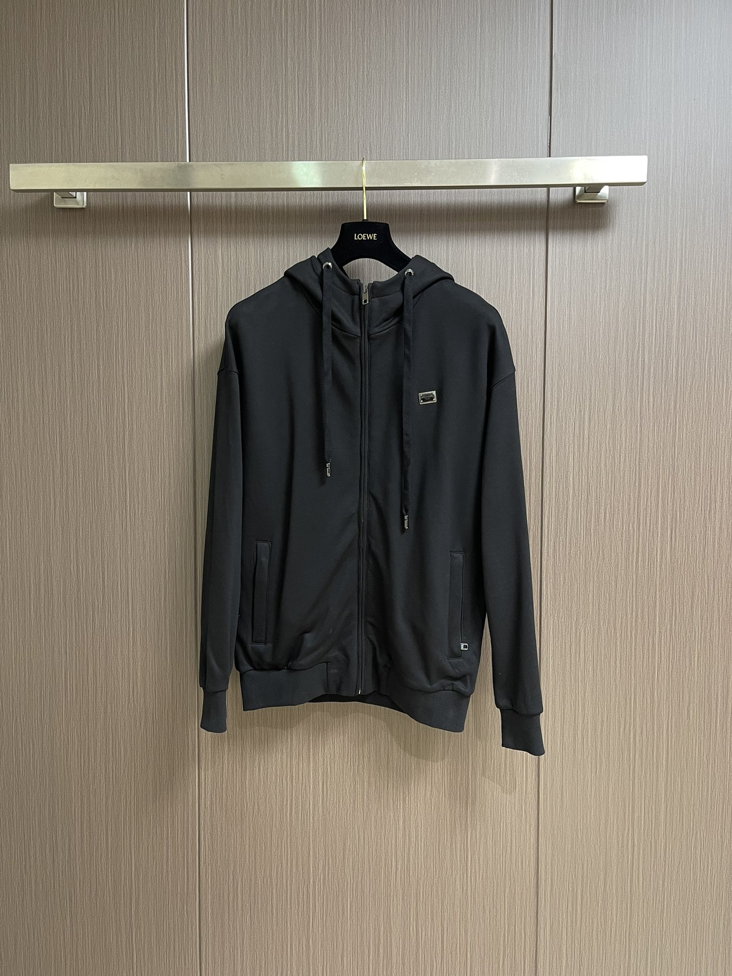 NO:565840,Dolce&Gabbana DG 2025ss new autumn and winter hooded sweatshirt, letter logo hardware logo, 420g pure cotton custom fabric, loose fit, top quality, good-looking and timeless, same style for men and women, size 44-54 M-4XL 44/M, back center length 67, shoulder width 56.5, bust 106 46/L, back center length 69, shoulder width 58, bust 110 48/XL  Back center length 71, shoulder width 59.5, bust 114 50/2XL back center length 73, shoulder width 61, bust 118 52/3XL back center length 75, shoulder width 62.5, bust 122 54/4XL back center length 77, shoulder width 64   Bust 126,,Dolce&Gabbana,hoodie,sweatshirts,hats,alexander wang19860909Dolce&Gabbana DG 2025ss秋冬新款连帽卫衣,字母logo五金标识420g纯棉定制面料宽松版型 顶级品质 好看永不过时 男女同款 尺码44-54 M-4XL 44/M 后中衣长67肩宽56.5 胸围106 46/L后中衣长69肩宽58胸围110 48/XL 后中衣长71 肩宽59.5 胸围114 50/2XL后中衣长73肩宽61 胸围118 52/3XL后中衣长75肩宽62.5 胸围122 54/4XL后中衣长77肩宽64 胸围126,,Dolce&Gabbana,hoodie,sweatshirts,hats,alexander wang,Men's clothing