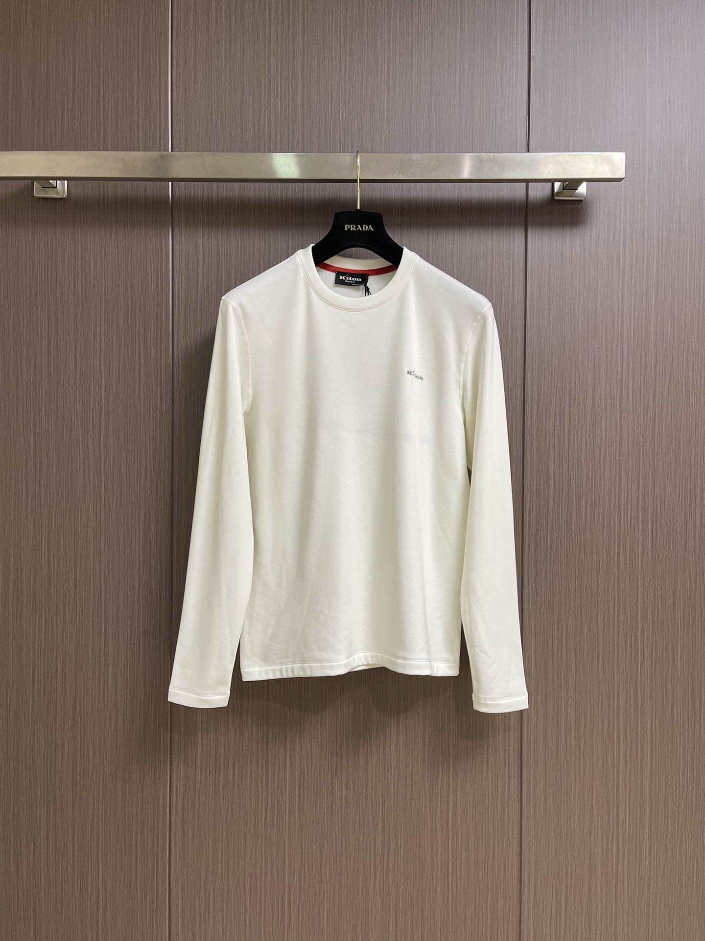 NO:565821,Complete set not sold kiton  The classic bottoming long-sleeved T-shirt, bottoming shirt and leggings set is an indispensable item in the wardrobe of urban elites. This long-sleeved shirt has a simple yet stylish design. It is made of high-quality fabrics, soft, comfortable and breathable. It can stay dry even if worn for a long time, giving the most intimate care to the skin. Classic round neck  The design modifies the neck line and highlights the elegance; the long-sleeved style is both warm and fashionable. The details are genuine, with exquisite tailoring and routing, each of which reveals the brand's persistence and pursuit of quality. Sizes M-3XL, tees, t-shirt, alexander  wang19860909整套 不拆卖 kiton 经典打底长袖T恤打底衫打底裤套装,是都市精英衣橱中不可或缺的单品.这款长袖衫以其简约而不失格调的设计.采用高品质面料,柔软舒适且透气性好,即便长时间穿着也能保持干爽,给予肌肤最贴心的呵护.经典圆领设计,修饰颈部线条,彰显优雅气质；长袖款式,既保暖又不失时尚感.细节之处见真章,精致的剪裁与走线,每一处都透露着品牌对品质的坚持与追求.尺码M-3XL,,tees，t-shirt,alexander wang,Men's clothing