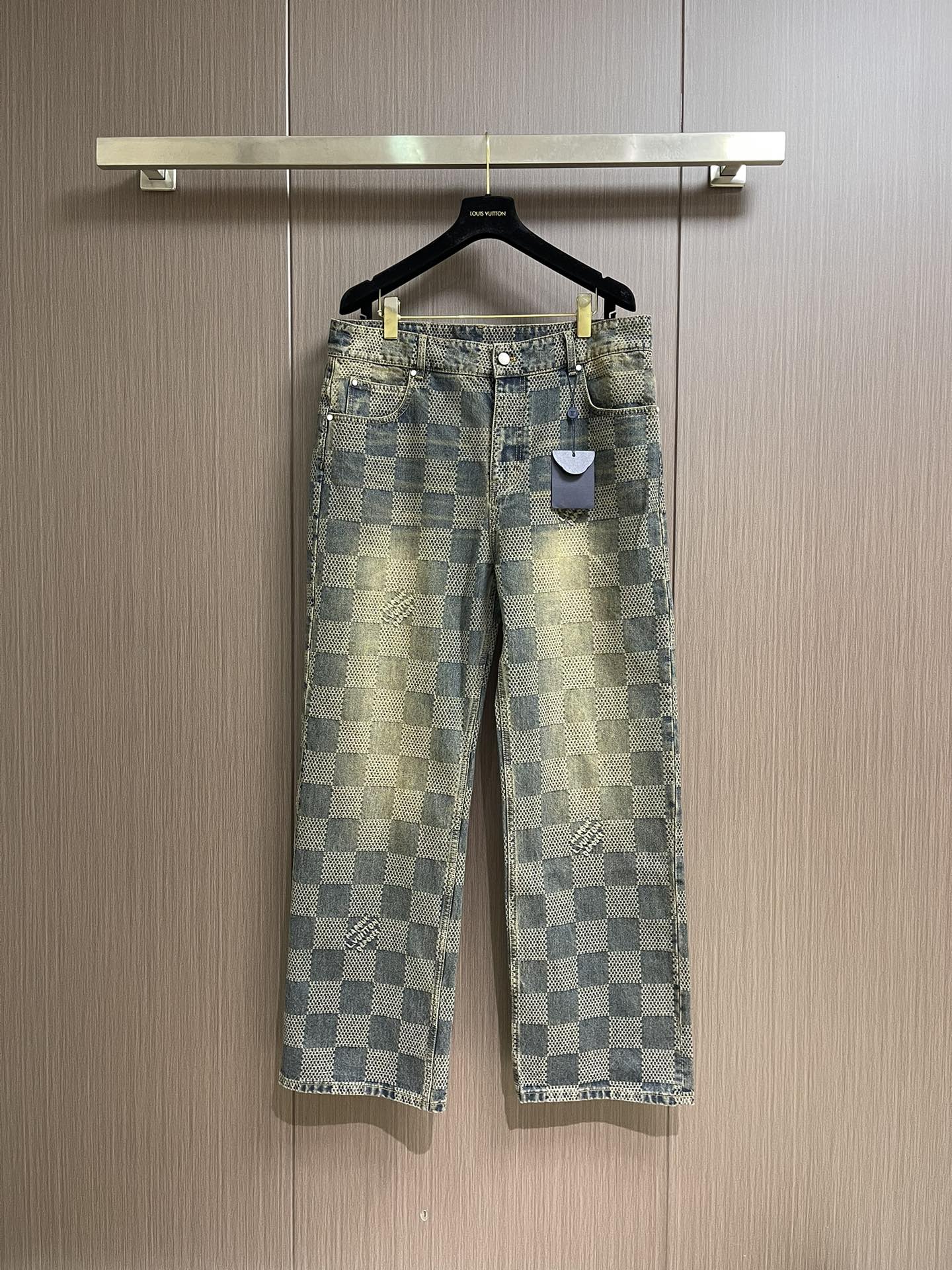 NO:563784,LV checkerboard denim straight trousers, the fabric is integrated into 3D Der jacquard. The classic pattern is combined with 3D jacquard. The two technologies are combined to weave three-dimensional patterns on the fabric through a loom. Sand washing fades and makes the effect old. This fabric uses sand washing process and special dyeing technology. The natural wear and fading effect of the denim after washing makes it look more retro and historical.!  The surface of sand-washed and distressed denim fabric shows uneven fading and signs of wear!  Size 28-30-32-34-36,,louis vuitton,alexander wang19860909LV 棋盘格牛仔直筒长裤,面料融入3D Der提花,经典的图案融合3D提花两种技术相结合,通过织机在面料上织出立体花纹的工艺.砂洗褪色做旧效果,这种面料通过砂洗工艺和特殊的染色技术,洗涤后牛仔布的自然磨损和褪色效果,使其看起来更加复古和具有历史感.！砂洗泛白做旧丹宁面料的表面呈现出不均匀的褪色和磨损痕迹！尺码28-30-32-34-36,,louis vuitton,alexander wang,Men's clothing