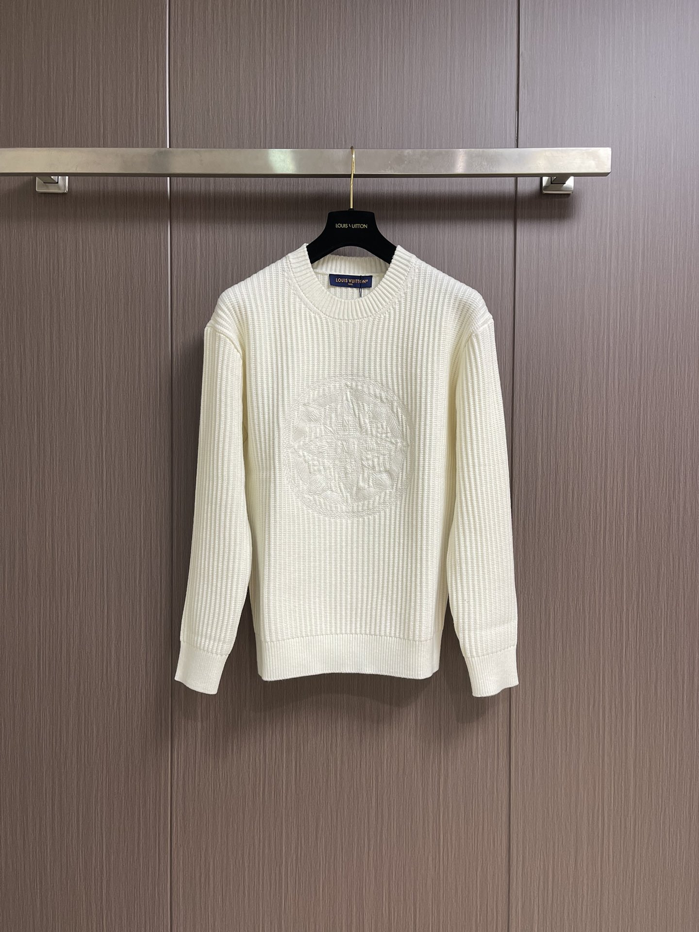 NO:571322,LV 2025SS new fall crew neck knitted sweater. This stylish black cotton crew neck sweater is decorated with the same color Monogram Macro pattern. The large Monogram Flower1V logo is integrated into the jacquard knitted fabric, showing a delicate texture effect. The soft feel and exquisite pattern add a touch of elegance to the classic and timeless look. Sizes M-XXL M size bust 108cm, length 67cm, sleeve length 57cm  Size L, bust 112cm, length 69cm, sleeve length 58cm, size XL, bust 116cm, length 71cm, sleeve length 59cm, size XXL, bust 120cm, length 73cm, sleeve length 60cm,,louis vuitton,sweaters,alexander wang19860909LV 2025SS秋季新款圆领针织毛衣,这款时尚的黑色棉质圆领衫,饰有同色系Monogram Macro图案,大号Monogram Flower1V标志融入提花针织面料,呈现出精致的纹理效果.柔软的手感和精致的图案,为经典隽永的造型增添一抹优雅气息.尺码M-XXL M码胸围108cm 衣长67cm 袖长57cm L码胸围112cm衣长69cm 袖长58cm XL码胸围116cm 衣长71cm袖长59cm XXL码胸围120cm衣长73cm 袖长60cm,,louis vuitton,sweaters,alexander wang,Men's clothing