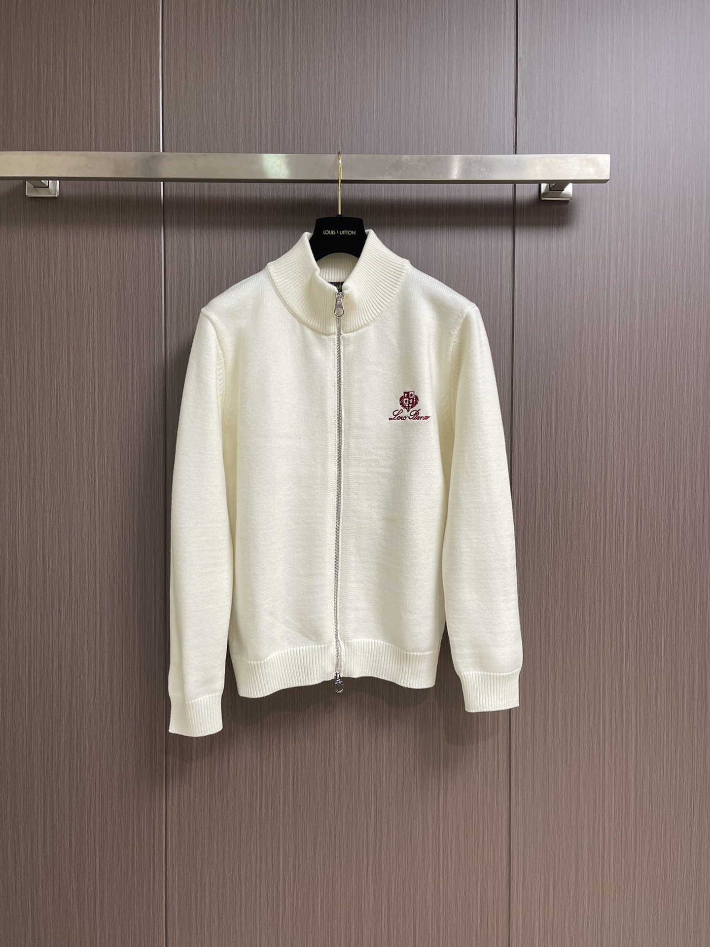 NO:571320,LP Loropiana 2025ss autumn and winter new product small turtleneck zipper knitted sweater jacket, American style classic design. Basic colors can be matched casually. This basic version is the focus. It looks good when worn alone. It is beautiful and more durable. It is super high-end when layered in autumn and winter. It is versatile for daily casual wear. Size 48-56 M-3XL 48=M Bust 110 Shoulder width 45 Clothes length 67 Sleeve length 62  50=L Bust 114 Shoulder width 47 Dress length 69 Sleeve length 63 52=XL Bust 118 Shoulder width 49 Dress length 71 Sleeve length 64 54=2XL Bust 122 Shoulder width 51 Dress length 73 Sleeve length 65 56=3XL Bust 126 Shoulder width 53 Dress length 75 Sleeve length 66,,loro piana,loro piana,jackets &   coats,sweaters,alexander wang19860909LP Loropiana 2025ss秋冬新品小高领拉链针织毛衣外套,美式穿搭经典设计 基础色随意搭配都不会出错 这种基础款版型是重点 单穿叠穿都好看 美观的同时更经久耐穿 秋冬叠穿超高级,日常休闲百搭.尺码48-56 M-3XL 48=M 胸围110肩宽45 衣长67袖长62 50=L胸围114肩宽47 衣长69袖长63 52=XL 胸围118肩宽49 衣长71袖长64 54=2XL 胸围122肩宽51 衣长73袖长65 56=3XL 胸围126肩宽53 衣长75袖长66,,loro piana,loro piana,jackets & coats,sweaters,alexander wang,Men's clothing