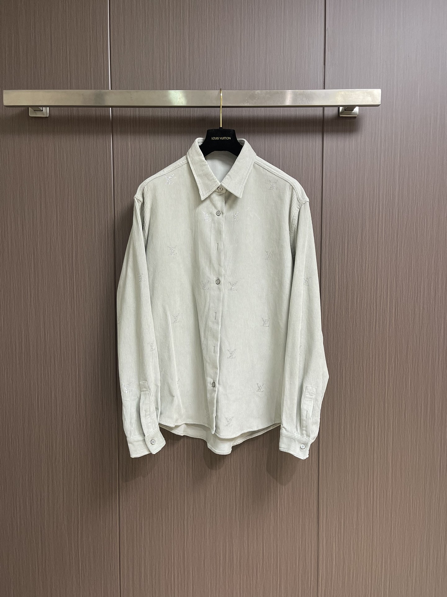 NO:571321,LV 2025SS new corduroy hot-drilled long-sleeved shirt. The fabric is made of 260g plain weave fine corduroy. It is made of imported cotton, custom-woven and dyed 95 cotton 5 nylon. This style uses German machine edge and overlock sewing machine wheat clip machine. Front snap fastening design. The whole piece uses high-quality imported Australian diamonds. Each piece of artificial hot-drilled is hot-pressed twice. Hardware accessories buttons are molded. Size S-XL, Louis  vuitton,shirts,alexander wang19860909LV 2025SS新款灯芯绒烫钻长袖衬衫,面料采用260g平纹精品灯芯绒,采用进口匹棉定织定染95棉5锦纶 该款采用德国机口打边与包缝机麦夹机 正面按扣扣合设计 整件使用高质量进口澳钻 人工烫钻每一块裁片单独烫压两次 五金辅料扣子开模.尺码S-XL,,louis vuitton,shirts,alexander wang,Men's clothing