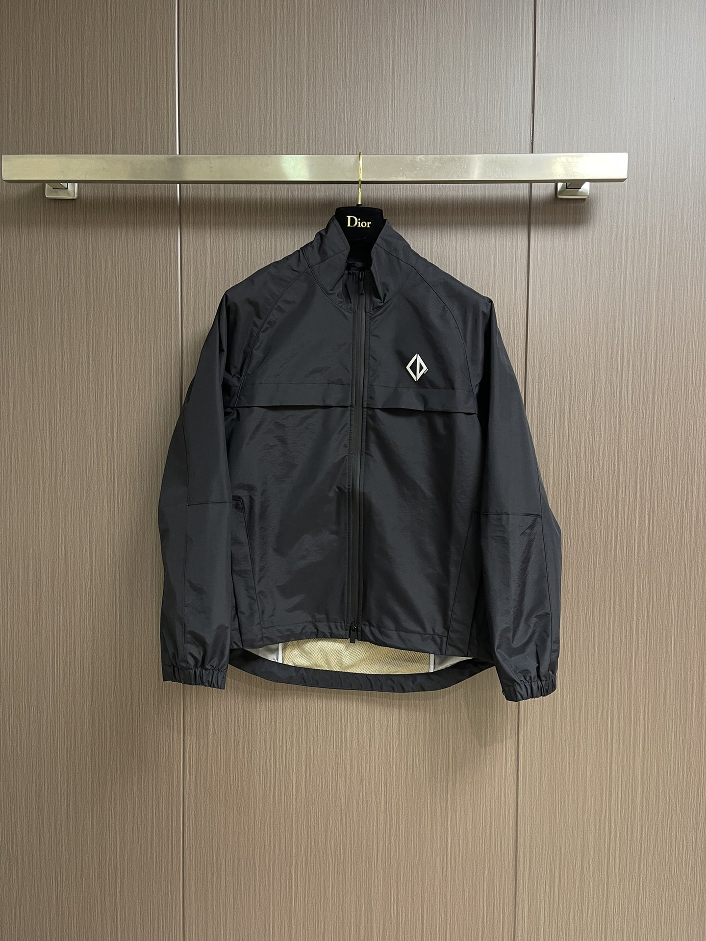 NO:571325,Dior black laminated technical fabric CD Diamond logo jacket, a new product in the 2025 autumn series, integrates Dior's classic logo and decorative style aesthetics. It is carefully made of black laminated technical fabric and decorated with the classic CD Diamond logo on the chest. Fashionable design can add original style to all kinds of casual outfits. Sizes 44-46-48-50 S-XL,,dior,jackets & coats,jackets & coats,alexander wang19860909Dior 黑色层压科技面料 CD Diamond 标志夹克外套,二零二五秋季系列新品,将 Dior经典标识与饰风格审美融为一体.采用黑色层压科技面料精心制作,胸前饰以经典的 CD Diamond 标志.时髦设计,可为各式休闲装扮增添原创风格.尺码44-46-48-50 S-XL,,dior,jackets & coats,jackets & coats,alexander wang,Men's clothing