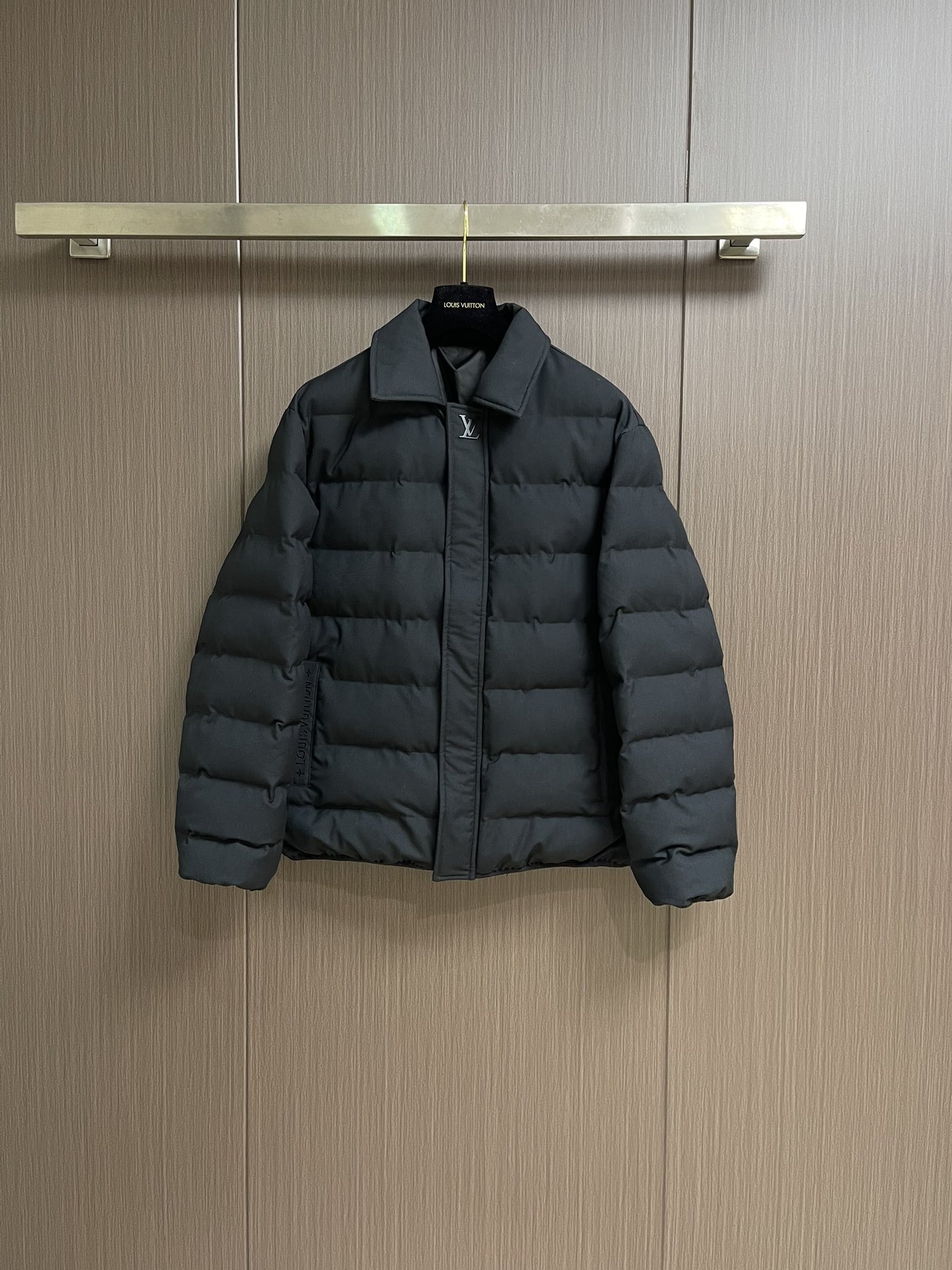 NO:571323,LV 2025SS autumn and winter new wool down cotton jacket, 500g down filling, regular waist fit, pockets on both sides, decorated with logo embroidery, zipper opening and closing custom hardware accessories, workmanship quality standards. Sizes 46-52, louis vuitton, jackets & coats, down jacket, alexander wang19860909LV 2025SS秋冬新款羊毛羽绒棉外套,500g充绒量,常束腰版型,两侧有袋,饰有Logo刺绣标识,拉链开合定制五金辅料,做工级品质标准.尺码46-52,,louis vuitton,jackets & coats,down jacket,alexander wang,Men's clothing