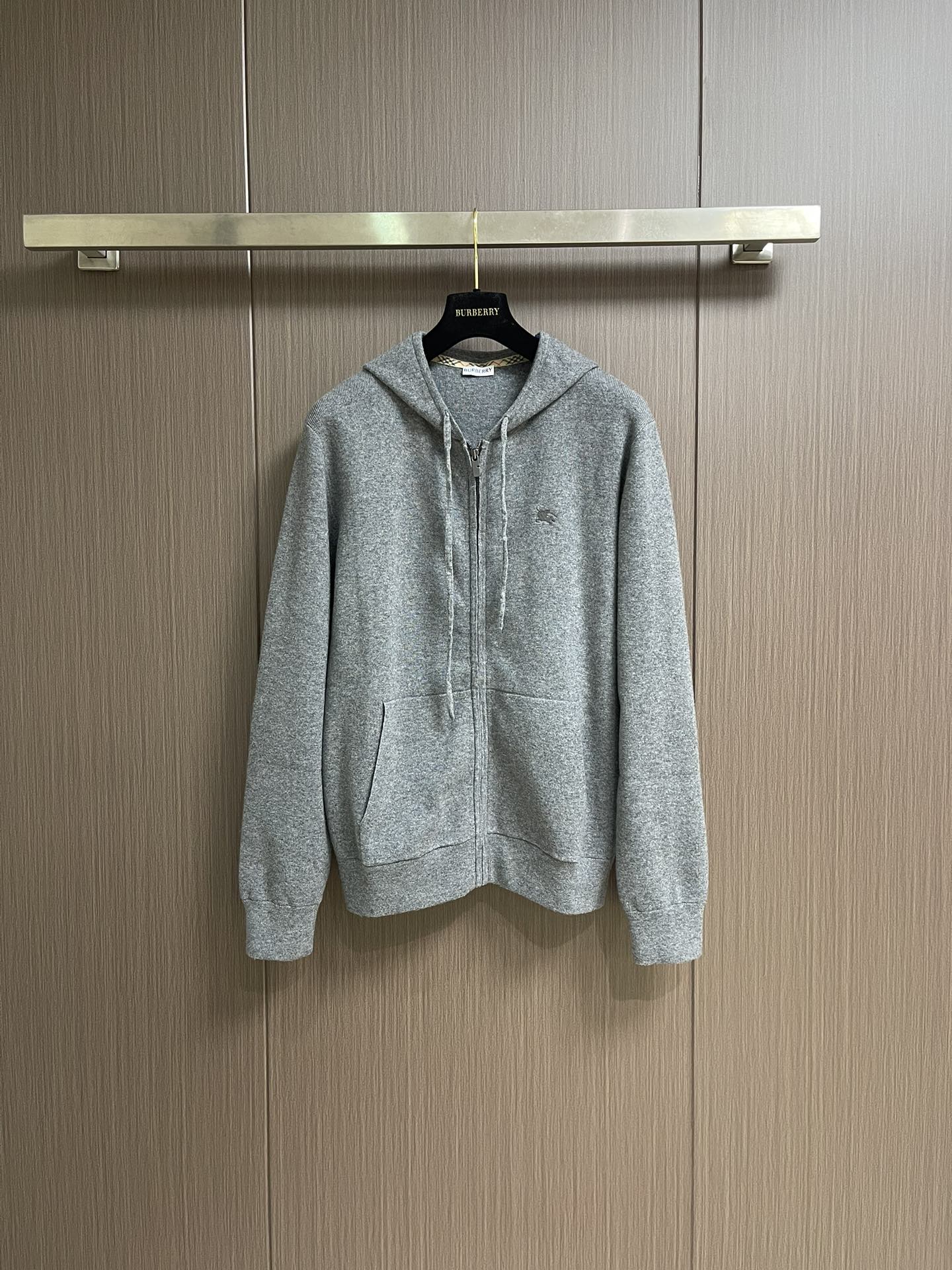 NO:569827,Burberry   The hooded sweatshirt jacket with embroidered zippers uses cashmere as the main body to dominate the feel, warmth and lightness of the fabric, while providing an unparalleled wearing experience. A small amount of polyamide and elastic fibers are added to enhance the overall durability and anti-pilling properties, and an invisible support network is woven into the soft cashmere, while also having a certain amount of elasticity for a better fit.  The curve of the human body can be freely retracted and retracted. Due to the characteristics of the fabric, the frame can be stretched just right when stretched, and a hot-melt liner is used under the wool fabric piece to provide it with a certain temporary stable support to prevent retraction after removal, causing pattern distortion, wrinkling and stitch depression. The embroidery machine's high-precision calculation program system controls the embroidery frame to move in the XY direction, while the needle shuttles up and down.  , perform embroidery according to the set path, automatically complete thread trimming, thread jumping and other actions to form a stitch track, automatically adjust the upper and lower thread tension, ensure that the stitches are smooth and have no floating threads, and form a war horse pattern with an error of ±0.1mm. Add detergent, and perform preliminary rinsing of the bulk goods at a water temperature of about 35 degrees to remove impurities during the production process, and then pass it through  Protease gently digests surface hairiness, fundamentally reduces the tendency to pilling, improves hand feel, retains softness, and eliminates irritation. Finally, after dehydration and drying, the dimensional and shape stability is improved. Sizes S-XL, burberry, hoodie, sweatshirts, jackets   & coats,hats,alexander wang19860909Burberry 饰刺绣拉链连帽卫衣外套,以羊绒为主体主导面料的手感、保暖性和轻盈感,同时提供无与伦比的着体验.少量聚酰胺和弹性纤维的喂入增强整体的耐用性和抗起球性,在柔软的羊绒中编织进了一个无形的支撑网络,同时又有一定的弹力,更好的贴合人体曲线,收放自如.,因面料特性,绷框时拉伸恰到好处,再使用热熔衬垫在毛织片下方,为其提供一定的临时稳定支撑,防止取下后回缩导致图案扭曲,起皱和针迹凹陷.绣花机高精度的计算程序系统控制绣花框在XY方向移动,同时机针上下穿梭,按照设定的路径进行刺绣,自动完成剪线、跳线等动作,形成针迹轨迹,自动调整上线和下线张力,确保线迹平整无浮线,形成误差在±0.1mm的战马图案.加入洗涤剂,将大货在约35度的水温下进行初步漂洗,去除生产过程中的杂质,再通过蛋白酶温和的消化掉表面的毛羽,从根源上减少起球倾向,改善手感,保留柔软度,消除刺激感.最后通过脱水和烘干处理之后,提升尺寸和形状稳定性.尺码S-XL,,burberry,hoodie,sweatshirts,jackets & coats,hats,alexander wang,Men's clothing