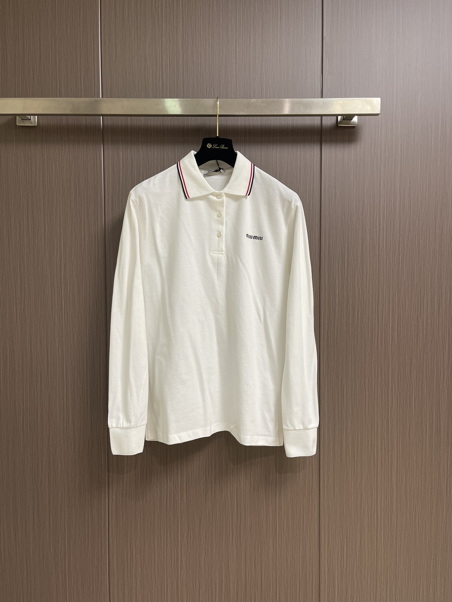 NO:571326,miumiu  2025ss embroidered long-sleeved POLO is made of custom-woven and custom-dyed 60-count double-ply 230g heavy cotton-ammonium blended double-sided pique fabric. The collar and cuff threads are both made by a dual-system jacquard custom-woven flat machine. The letters on the chest are embroidered with imported Tajima machines with thousands of needles and stitch embroidery. The positioning embroidery is very full, the fine stitching is dense, the pattern is clear and the lines are strong. The letters  The details and spacing are greatly restored. The shell buttons of the same model and color are molded, the front chest is double-layered with no open threads and no gaps, the threads of the cuffs are woven by the same flat machine, and the three standard accessories are customized simultaneously. Classic lapel design, straight cut and loose fit, slit at the hem, crisp and stylish upper body, simple and elegant. Sizes S-XL,, miumiu, alexander  wang19860909miumiu 2025ss刺绣长袖POLO,采用定织定染60支双股230克重棉氨混纺双面珠地面料,衣领、袖口螺纹同为双系统提花定织扁机制成.胸口字母采用进口田岛机万针刺绣搭配挨针绣工艺,定位刺绣非常的饱满,精细针法绵密,图案清晰且线条感强,字母细节和间距都极大的还原.开模同型号同色光贝壳扣,前胸无明线无散口双层面筒,袖口缝盘螺纹同为扁机织造,三标辅料同步定制.经典翻领设计,直筒剪裁宽松版型,下摆开叉,上身挺括有型,简洁大方.尺码S-XL,,miumiu,alexander wang,Men's clothing