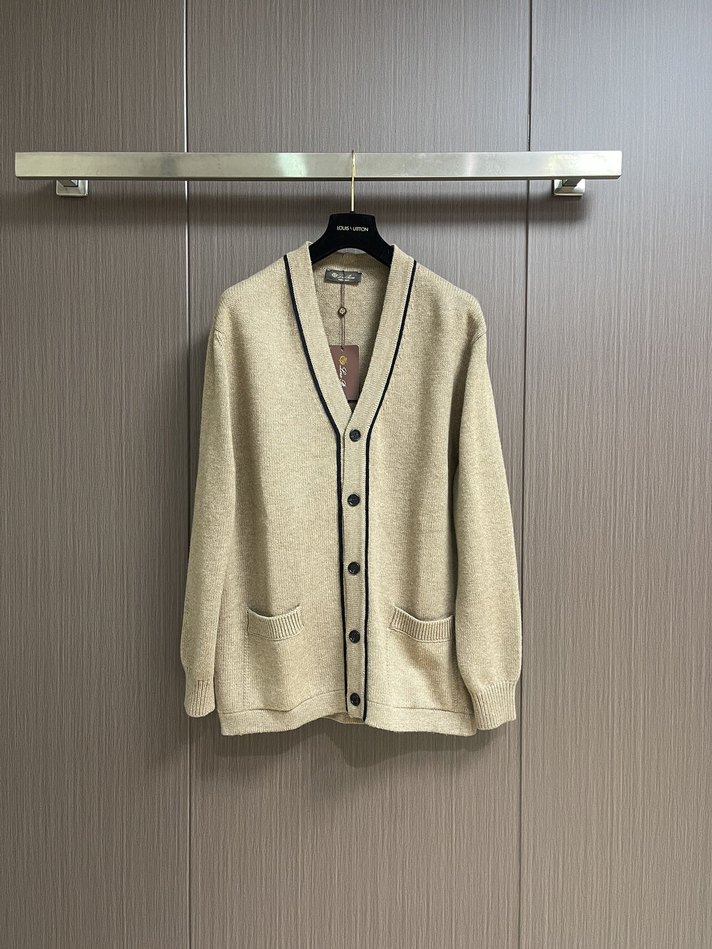 NO:571330,LP Loropiana cashmere knitted sweater cardigan, made of top-quality cashmere fabric and luxurious fibers that bring a cloud-like soft and waxy touch, and there is no tingling feeling when worn next to the body!  Exquisite knitting technology + three-dimensional tailoring, the shape is crisp and casual, with both high-end texture and relaxed atmosphere, making it easy to control a variety of styles!  Classic contrasting edge design + neat V-neck, simplicity and hidden details, low-key display of luxury taste, easily becoming the highlight of the look!  The double patch pockets are practical and beautiful, making it super convenient to carry items on your daily trips. They are both functional and fashionable!  High-quality buttons + reinforced hemming technology, durable and not easy to wear, the sense of quality runs through every detail!  Size S-M-L,,loro piana,loro piana,sweaters,alexander wang19860909LP Loropiana 羊绒针织毛衣开衫,顶级羊绒面料,奢级纤维带来云朵般柔糯触感,贴身穿也无丝毫扎感！精湛针织工艺＋立体剪裁,版型挺括又随性,兼具高级质感与松弛氛围感,轻松驾驭多种风格！经典撞色镶边设计＋利落V领,简约中暗藏细节,低调彰显奢华品味,轻松成为造型亮点！双贴袋实用又美观,日常出行随手置物超方便,兼具功能性与时尚感！高品质纽扣＋加固包边工艺,经久耐穿不易磨损,品质感贯穿每一处细节！尺码S-M-L,,loro piana,loro piana,sweaters,alexander wang,Men's clothing