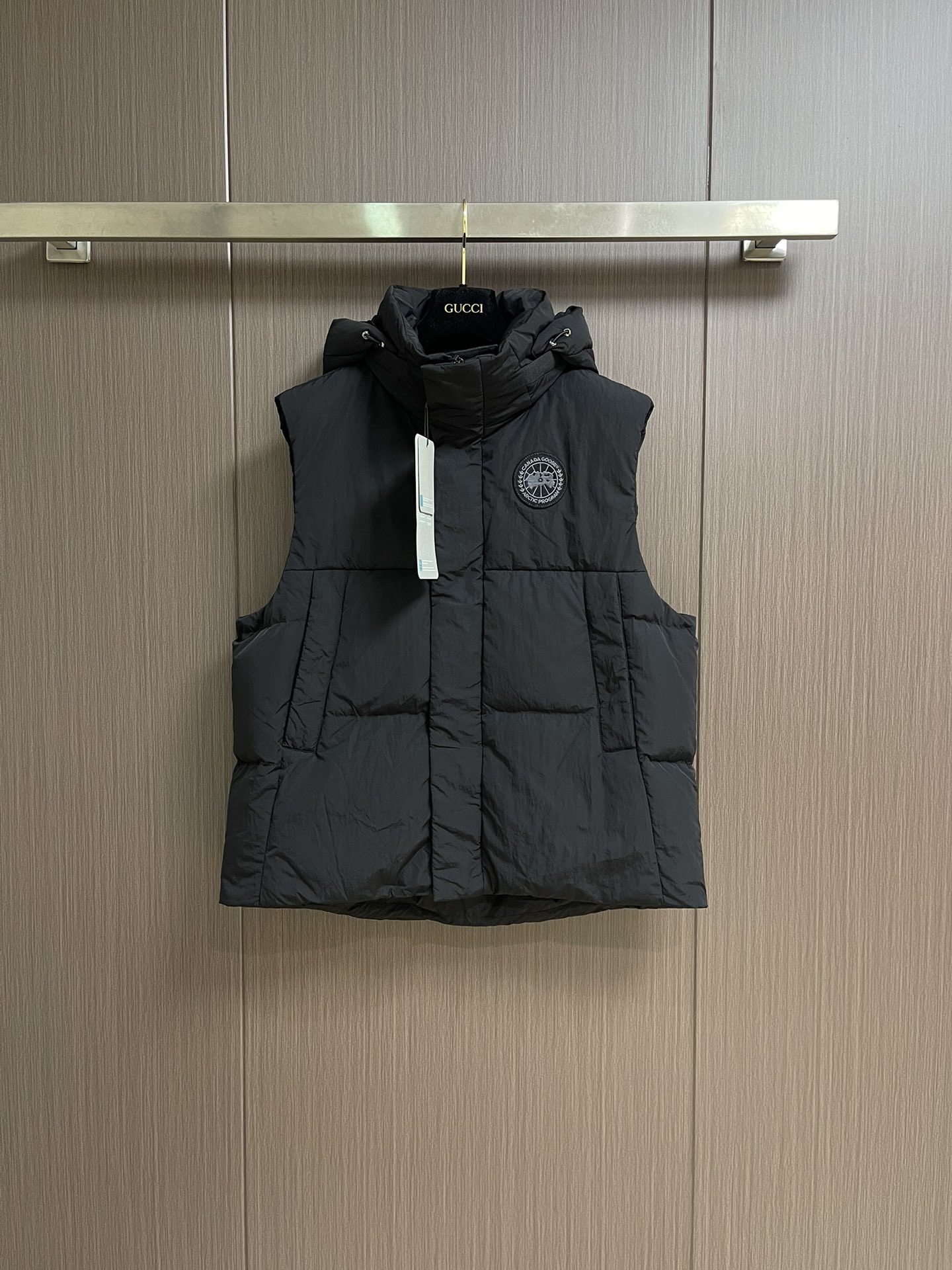 NO:569807,CanadaGooseCanada Goose  The logo hooded down vest is made of high-quality protective nylon fabric, which not only enhances the wear resistance of the surface, but also takes into account the wind resistance, ensuring excellent performance in various harsh weather conditions. 90 national standard high-quality white duck down is selected from high fill power velvet, weighing 170g, light and warm, with excellent temperature locking performance and good resilience. Three-dimensional quilting  Precision threading and reinforcement technology prevents linting and ensures that the fluffy and resilient elasticity lasts as new. The details are made of polyester-woven ribbons, and the brand letters are decorated on the ribbons through high-precision computer embroidery. The edges of the pattern are clear, the stitches are fine and even, and multiple layers of embroidery are stacked to enhance the three-dimensional effect. Sizes S-XL,,down  jacket,hats,alexander wang19860909CanadaGoose加拿大鹅 饰标连帽羽绒马甲,选用高质量的防护性尼龙面料,不仅增强了表面的耐磨性,同时兼顾防风性,确保了在各种恶劣天气条件下的出色表现.90国标优质白鸭绒精选高蓬松度绒,克重达170g,轻盈保暖,锁温性能出众,回弹性好.立体绗缝工艺精密车线加固,防止钻绒,确保蓬松回弹性持久如新.细节选用涤纶为基底编织而成的织带,通过高精度电脑刺绣,将品牌字母饰于织带之上,图案边缘清晰,针迹细密均匀,多层绣线堆叠,使其立体感得到提升.尺码S-XL,,down jacket,hats,alexander wang,Men's clothing