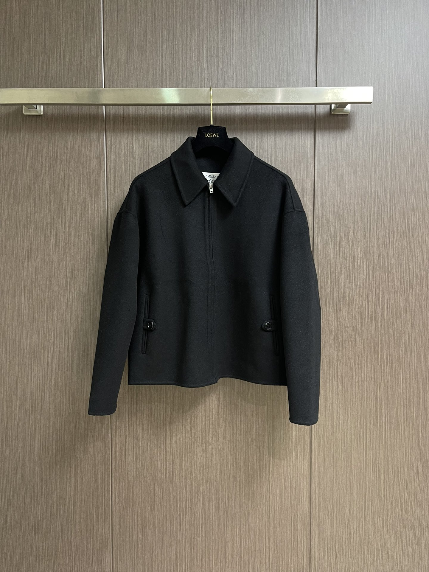 NO:571319,Acne Studios 2025ss new cashmere jacket, this jacket is made of cashmere blended fabric, with a brushed surface, bringing a more advanced soft touch. The design has side pockets and an adjustable belt buckle, both closed with buttons. It is cut in a loose fit and length reaches the hips. Sizes S-XL,,acne studios,dior,jackets & coats,alexander wang19860909Acne Studios 2025ss新款开司米夹克,这款夹克采用开司米混纺面料制成,表面经过磨毛处理,带来更加高级的柔软触感.设计上设有侧袋和可调节的腰带扣,均采用纽扣闭合.剪裁为宽松版型,长度至臀部.尺码S-XL,,acne studios,dior,jackets & coats,alexander wang,Men's clothing