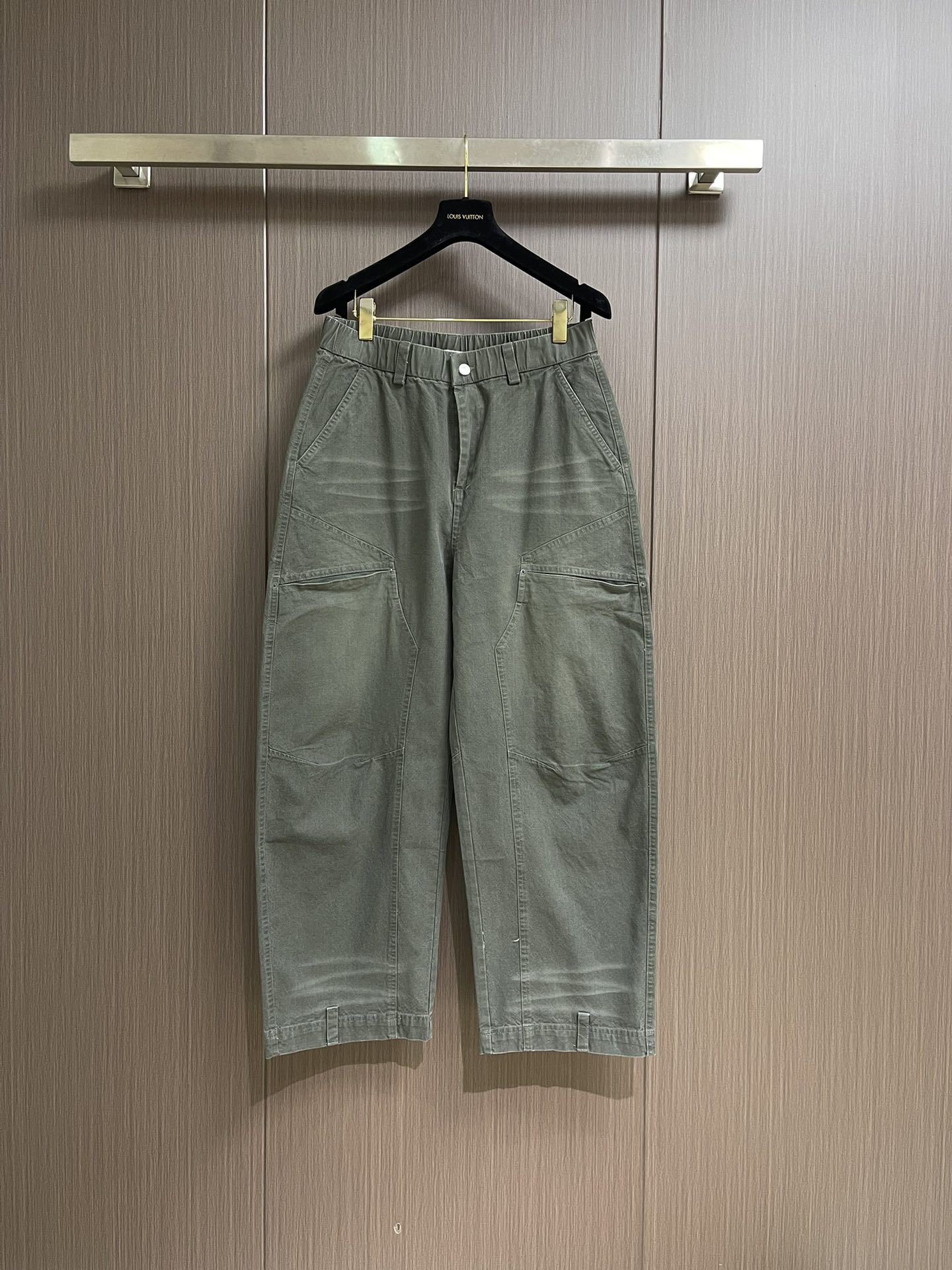 NO:569851,MM6   Camouflage cargo pocket pants are a pioneering fusion of deconstruction and workwear aesthetics. When deconstruction genes meet the hard-core tone of workwear style, these camouflage cargo pocket pants use a pioneering design to reshape the artistic sense of daily wear. The gray-tone camouflage texture is low-key and full of details, and the wide silhouette is compatible with multiple styles. Whether it is paired with an avant-garde top to create a show-level look, or it collides with a simple T-shirt for a casual look, it can accurately grasp the 'advanced and effortless' dressing philosophy. Detailed  The multi-dimensional work pockets with brand recognition are fully displayed in the knots. They are both practical and design. The aged metal buckles and neat stitching outline the exquisite hand-made feeling. The skin-friendly texture of the cotton fabric is suitable for all-season wear. The humanized design of the elastic waist allows comfort and style to coexist. From the street to the show, it breaks the style boundaries and uses Margiela-style deconstructed aesthetics, allowing you to show your unique avant-garde taste in daily wear. Sizes XS-L, masion   margiela,masion margiela,tees,t-shirt,alexander wang19860909MM6 迷彩工装口袋裤,解构主义与工装美学的先锋融合,当解构基因邂逅工装风的硬核腔调,这条迷彩工装口袋裤以先锋设计重塑日常穿搭的艺术感.灰调迷彩肌理低调又充满细节感,宽大的廓形剪裁兼容多元风格,无论是搭配先锋上衣打造秀场级造型,还是与简约T恤碰撞出随性都能精准拿捏'高级不费力'的穿搭哲学.细节处尽显品牌辨识度多维度工装口袋兼具实用性与设计感,做旧金属扣与利落缝线勾勒出手工感的精致,棉面料的亲肤质感适配全季穿着,松紧腰头的人性化设计让舒适与造型感并存.从街头到秀场,它打破风格边界,以马吉拉式的解构美学,让你在日常穿搭中也能彰显独树一帜的先锋品味.尺码XS-L,,masion margiela,masion margiela,tees，t-shirt,alexander wang,Men's clothing