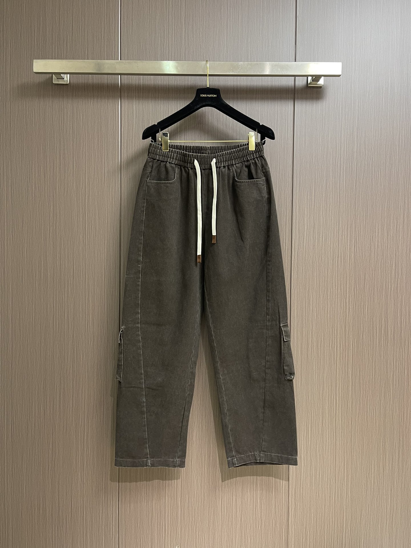 NO:569785,BV brown coffee three-dimensional overalls. BV brown coffee three-dimensional overalls with full autumn and winter atmosphere are here!  Selected high-quality cotton material, made with Italian craftsmanship, high-end texture and skin-friendly, warm and comfortable to wear in autumn and winter. The brown coffee color is retro and versatile, easily adaptable to various styles. The three-dimensional work pocket design is not only practical, but also adds a tough and handsome street feel. Elastic waistband  Equipped with a white drawstring, it is easy to adjust and has a layered look, and is friendly to various waist sizes. Whether it is paired with a simple style to create a casual and casual style, or combined with it to create a cool look, it can be held perfectly and is a perfect tool for autumn and winter wear ~ Sizes XS-L,, bottega  veneta,alexander wang19860909BV 棕咖立体工装裤.秋冬氛围感拉满的BV棕咖立体工装神裤来啦！精选优质棉料,意大利匠心制作,质感高级又亲肤,秋冬穿着温暖又舒适.棕咖色调复古又百搭,轻松适配各种风格.立体工装口袋设计,不仅实用性拉满,还增添了硬朗帅气的街头感.松紧腰搭配白色抽绳,调节方便又显层次感,对各种腰围都很友好.无论是搭配简约打造休闲随性风,还是与组合出酷飒感,它都能完美hold住,妥妥的秋冬穿搭利器～尺码XS-L,,bottega veneta,alexander wang,Men's clothing